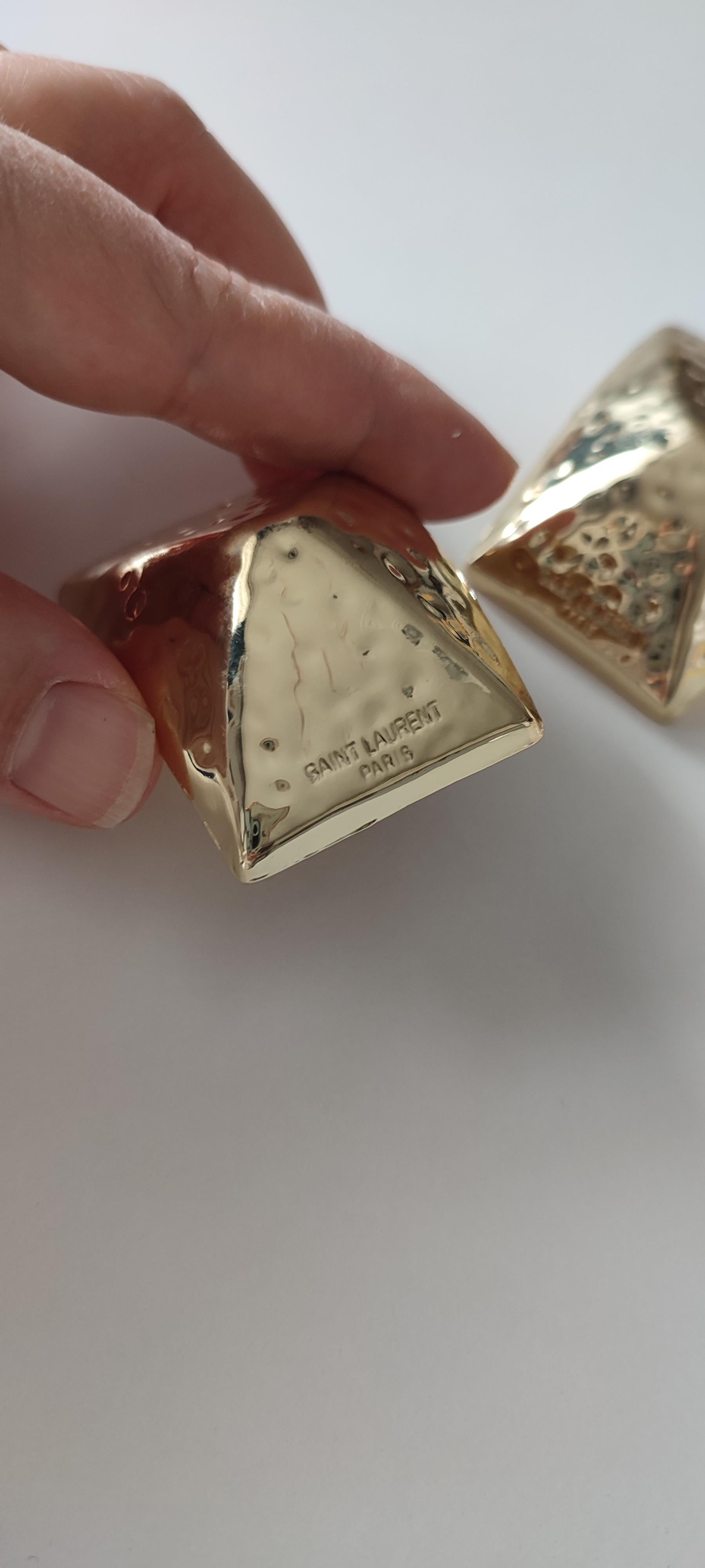 GOLD ÜZERİ DÖVME PLAKA KARE KÜPE 