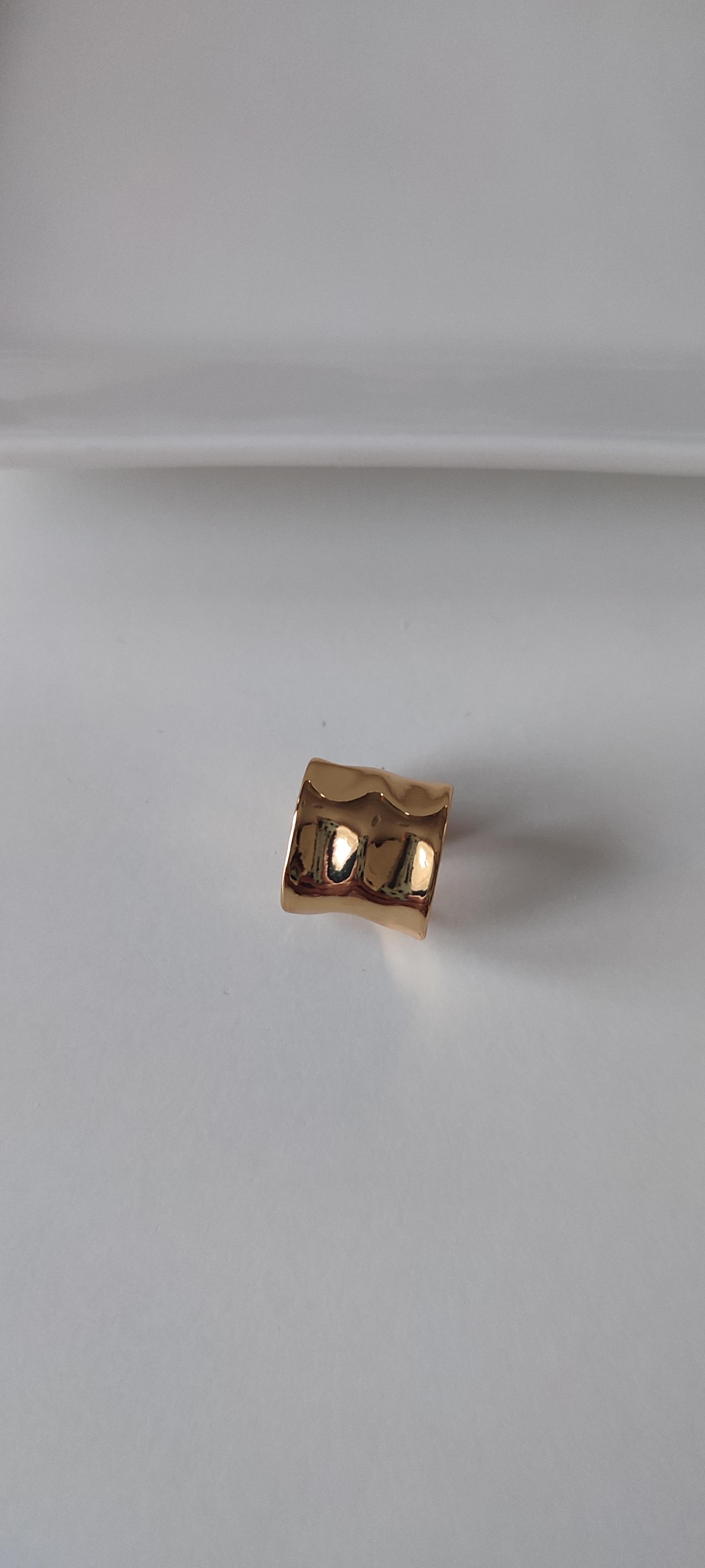GOLD ÜZERİ EZMELİ KIKIRDAK KÜPE 