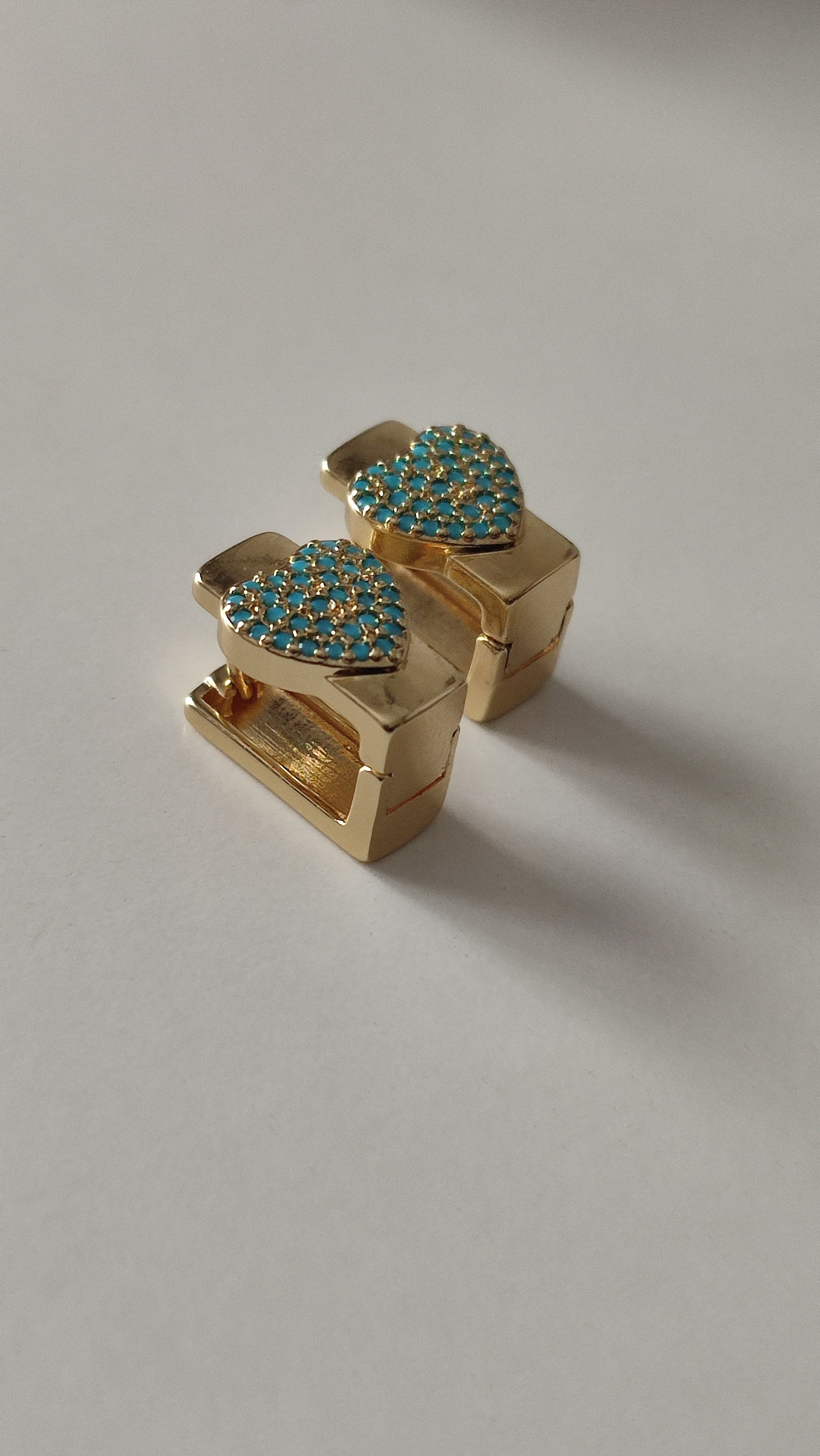 GOLD ÜZERİ MAVİ TAŞ KALPLİ KÜPE 