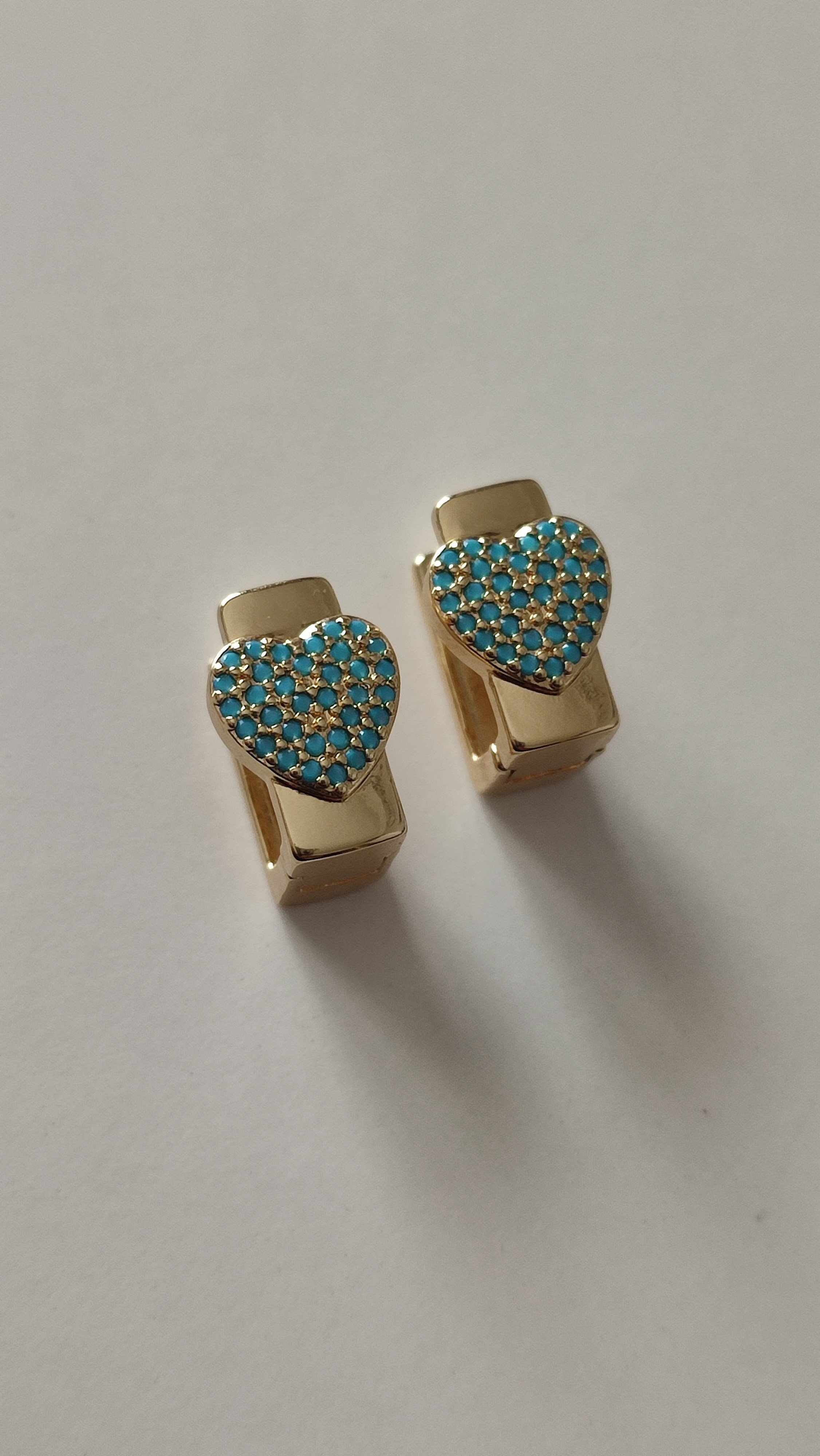 GOLD ÜZERİ MAVİ TAŞ KALPLİ KÜPE 