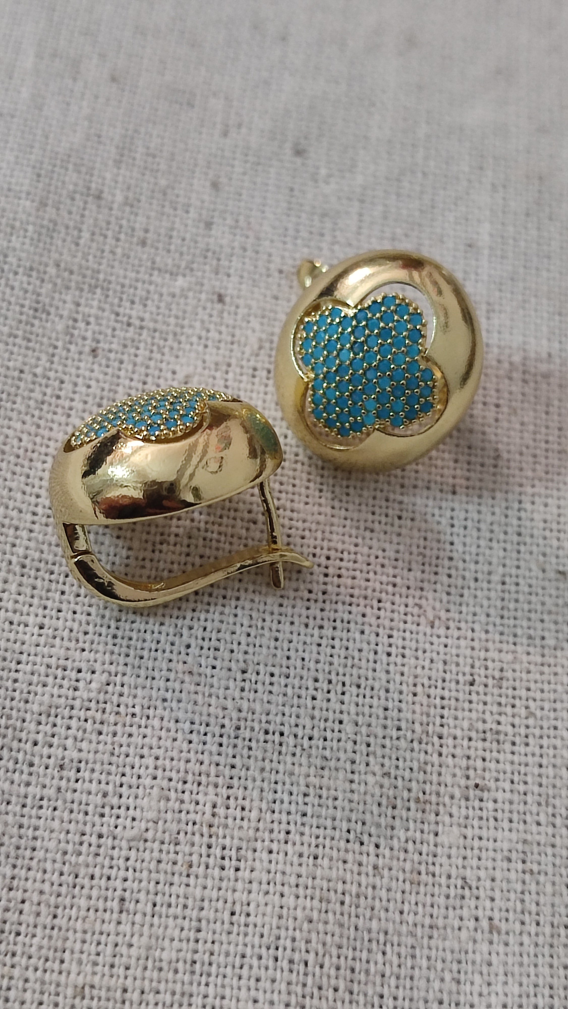 GOLD ÜZERİ MAVİ TAŞ YONCALI KÜPE 