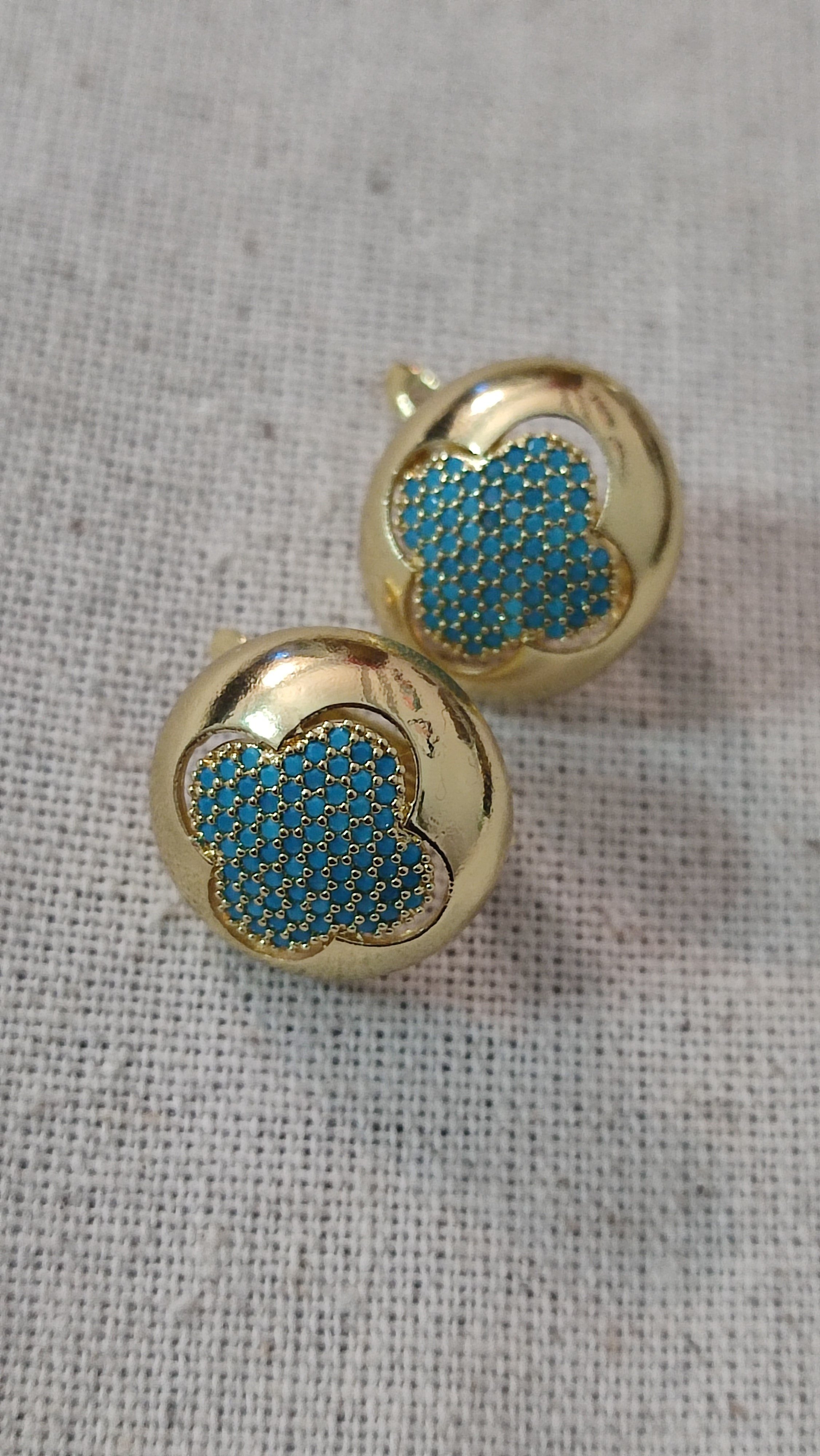 GOLD ÜZERİ MAVİ TAŞ YONCALI KÜPE 