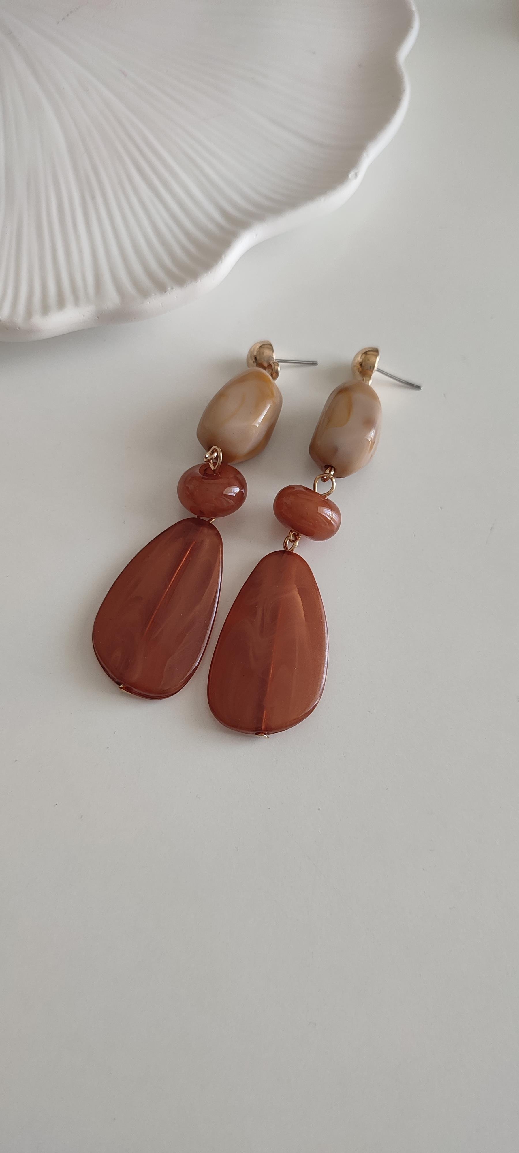 KAHVERENGİ SALLANTILI KÜPE 