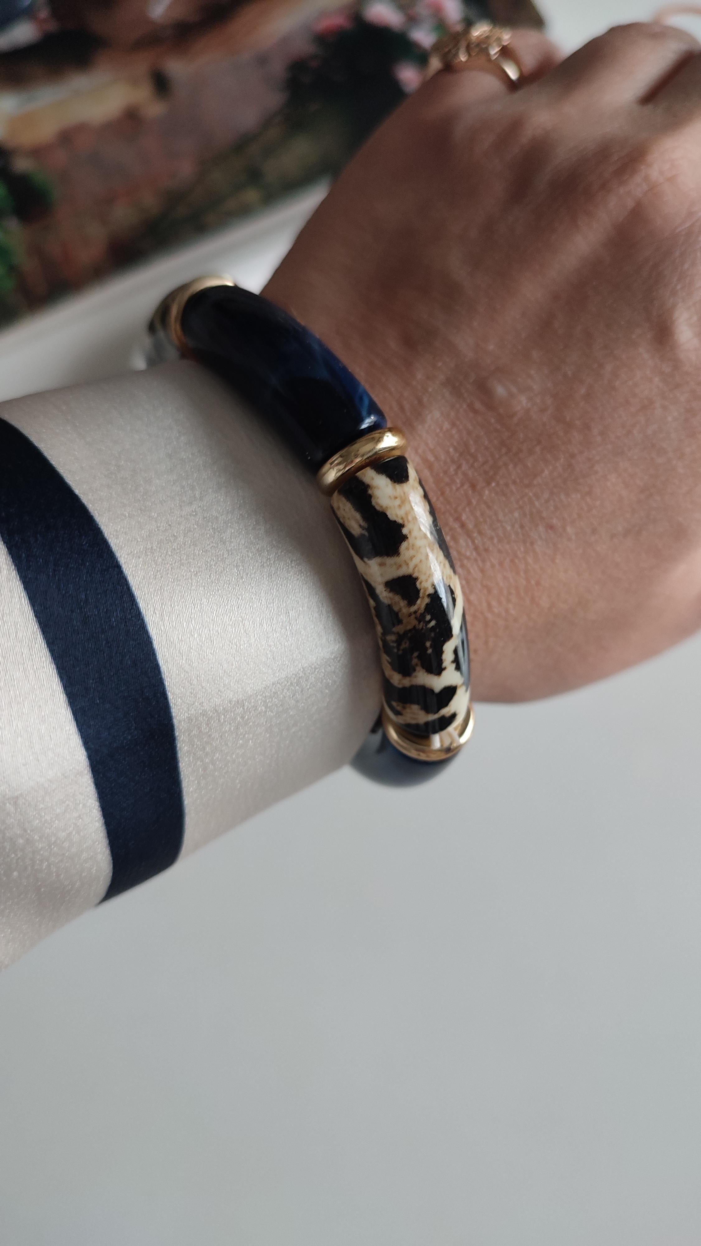 LEOPARLI LACİVERT KEMİK DETAYLI LASTİK BİLEKLİK 