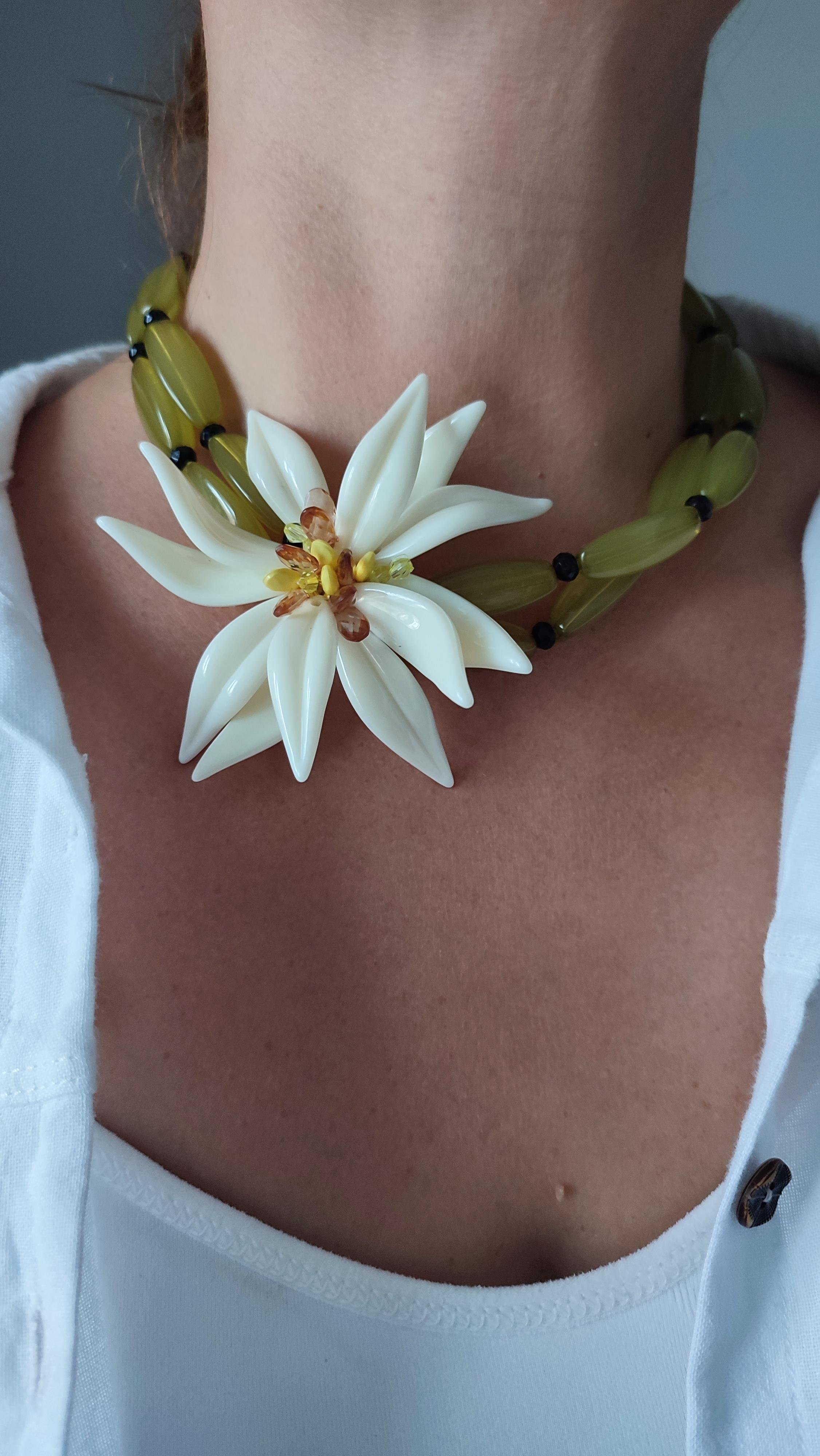 MARKA MODEL ÇİÇEK KOLYE 