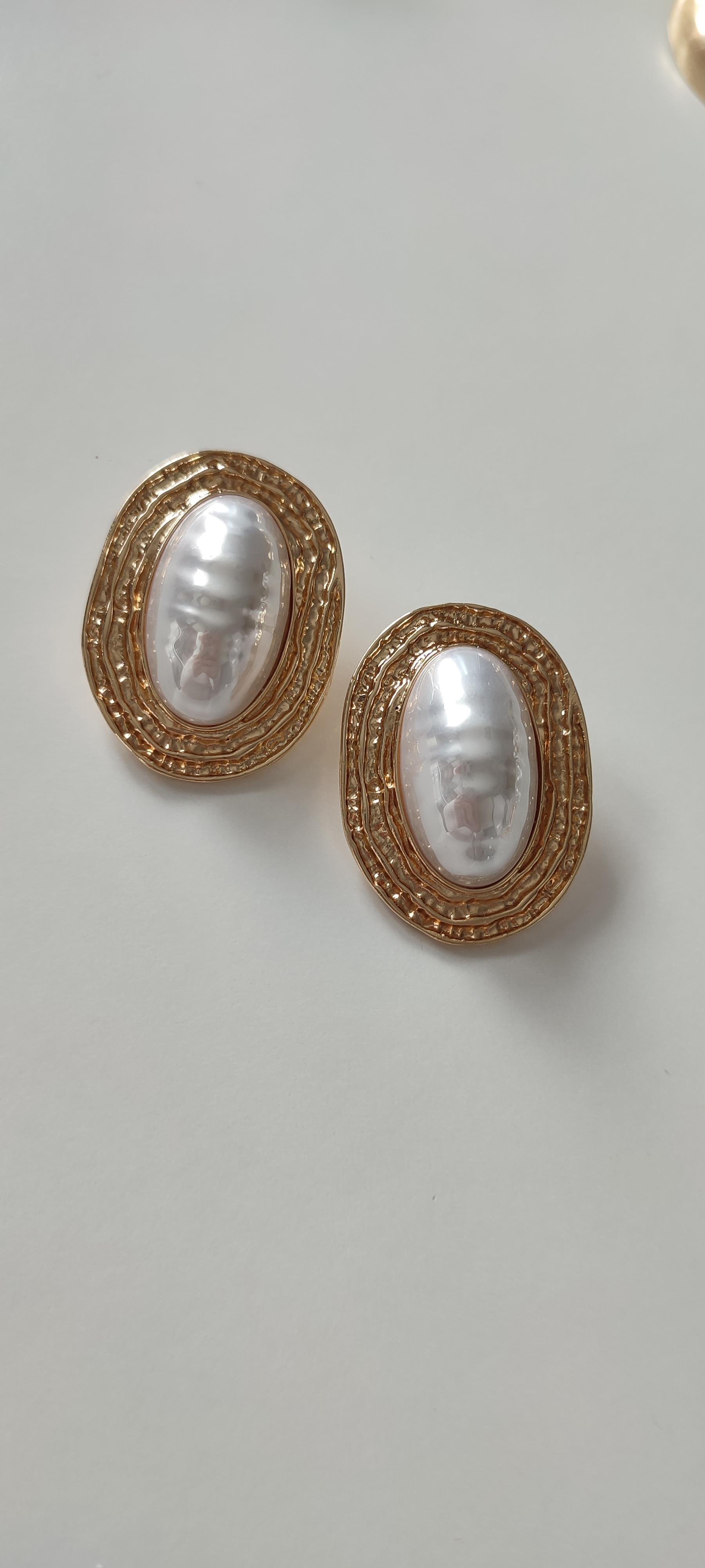 OVAL İNCİLİ GOLD DETAYLI KÜPE 