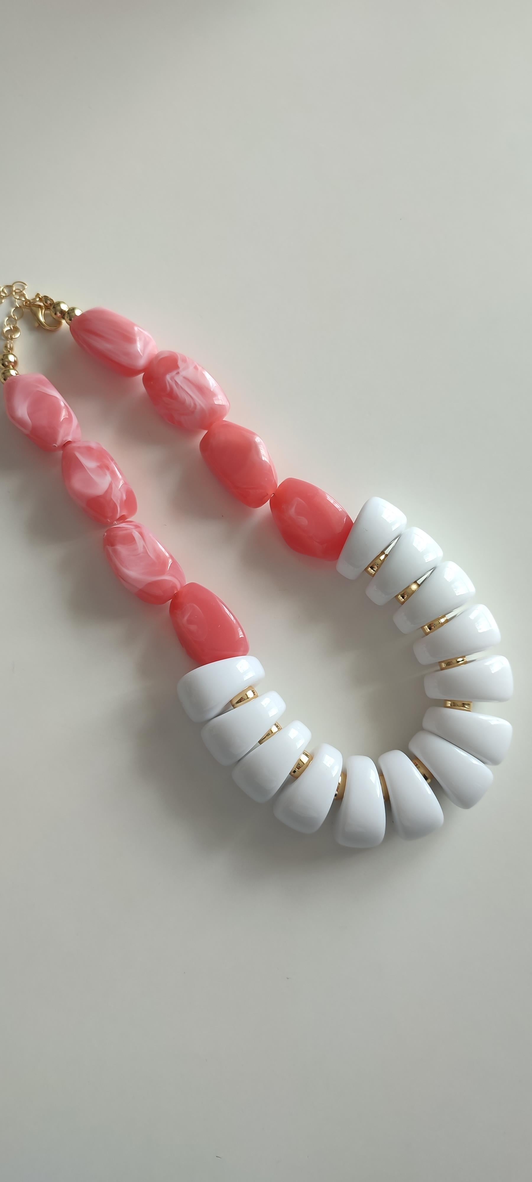 PEMBE HARELİ BEYAZ BONCUK SIRALI KOLYE (47 CM)