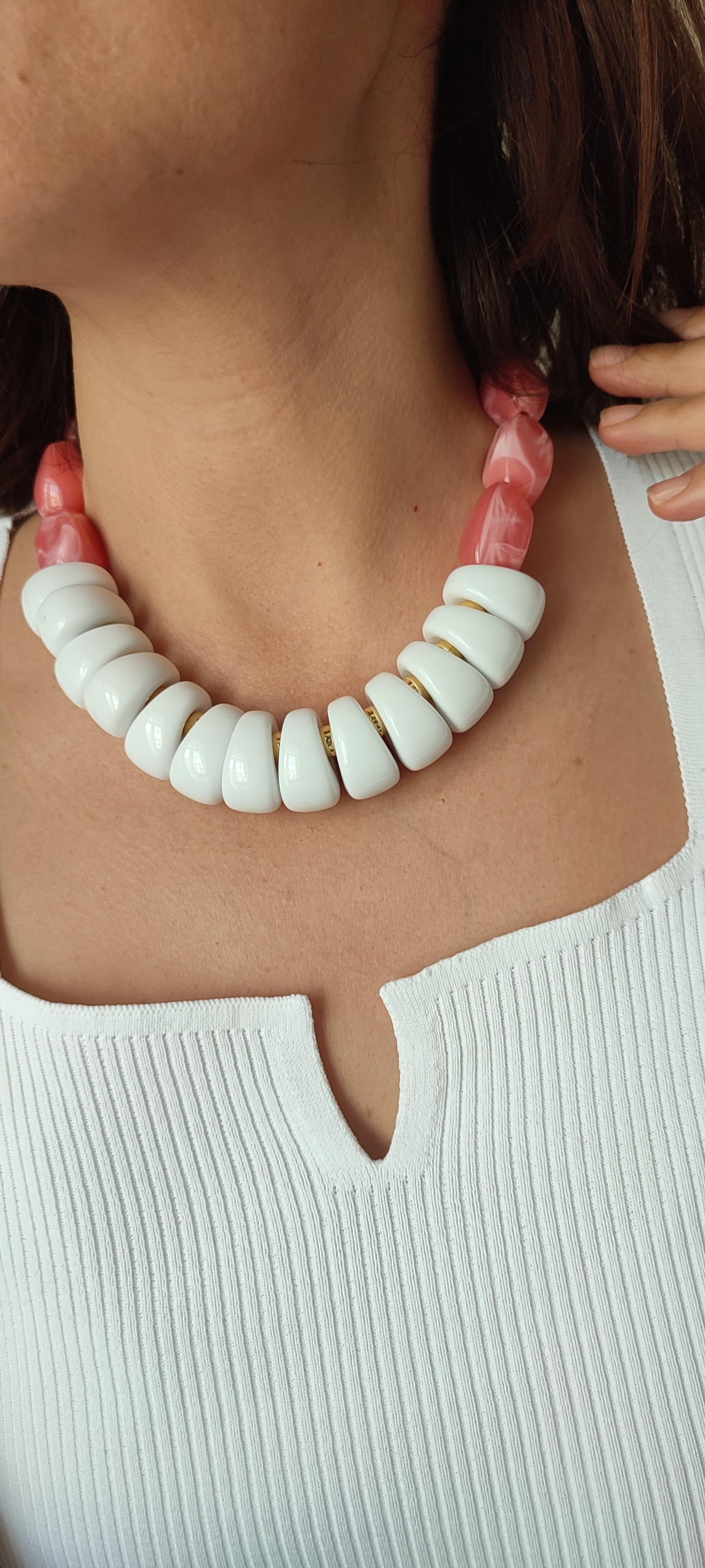 PEMBE HARELİ BEYAZ BONCUK SIRALI KOLYE (47 CM)
