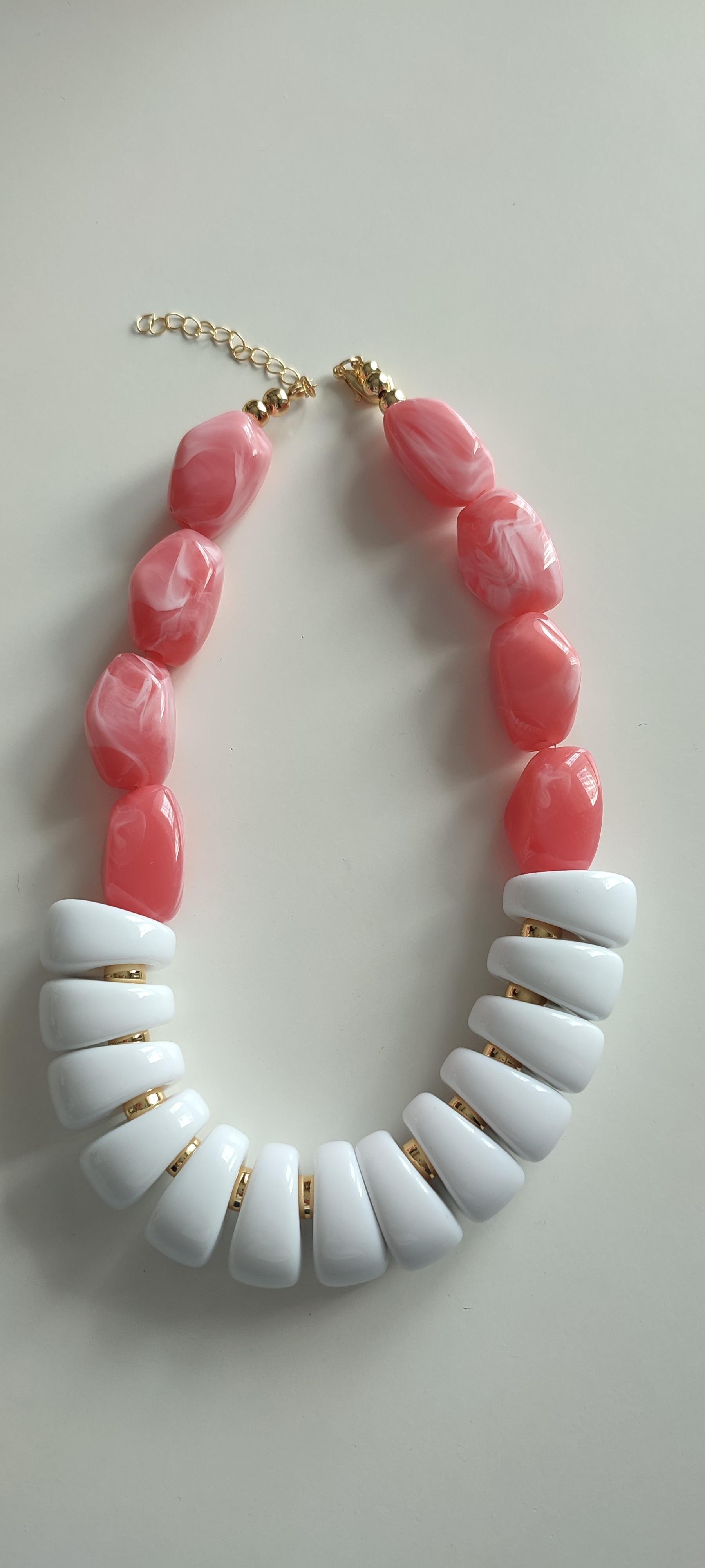 PEMBE HARELİ BEYAZ BONCUK SIRALI KOLYE (47 CM)