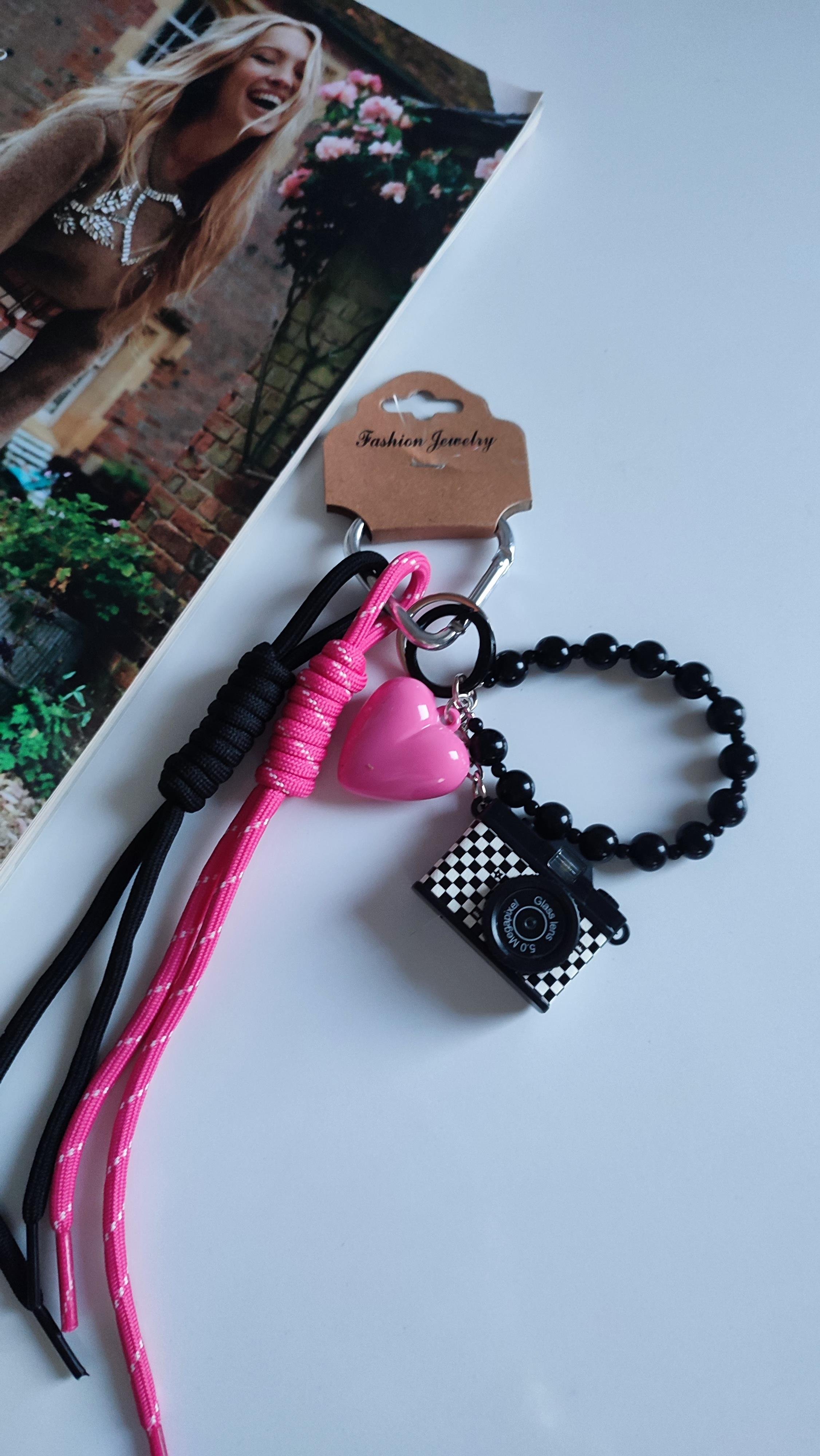PEMBE KALP VE FOTOĞRAF MAKİNELİ ÇANTA AKSESUARI 