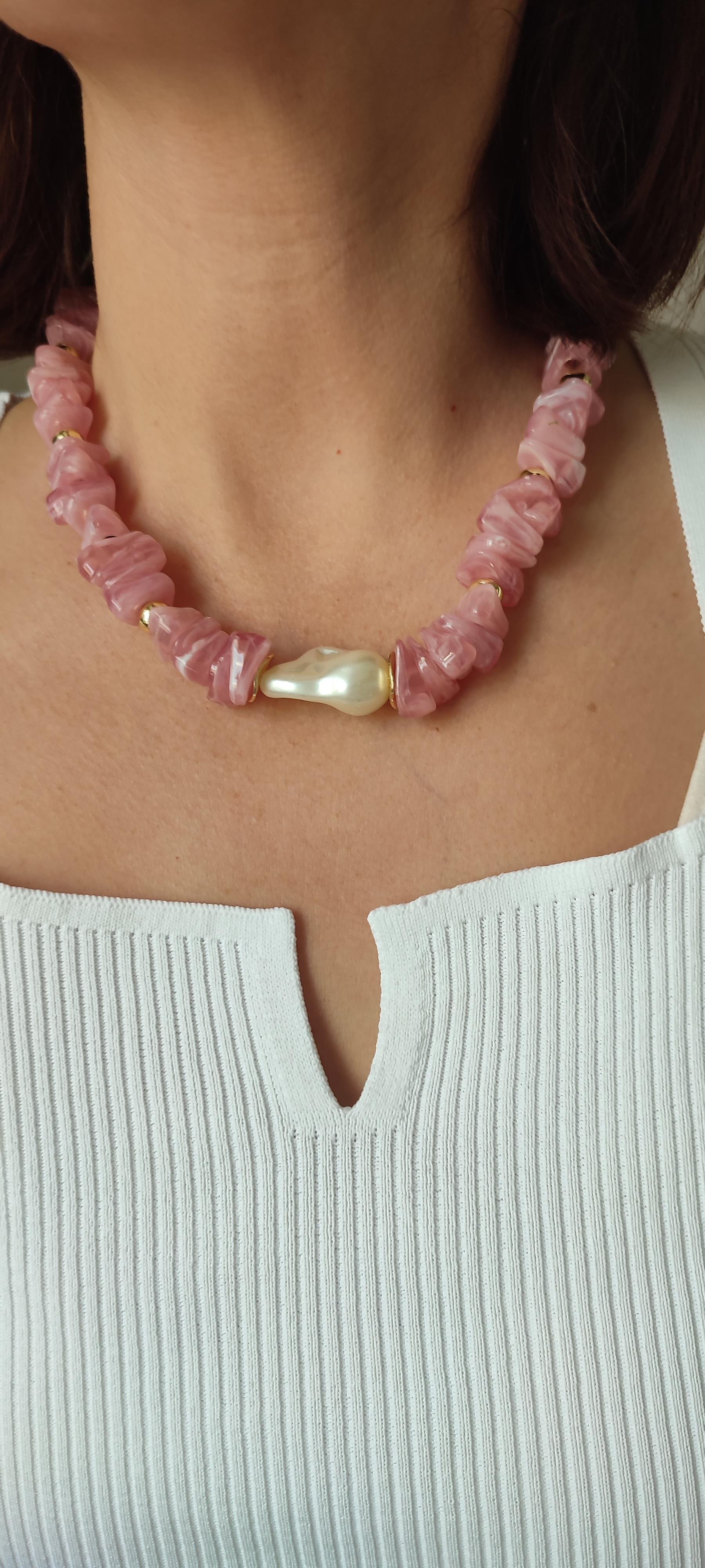 PEMBE KESME BONCUKLU SUNİ BAROK İNCİLİ KOLYE (47 CM )