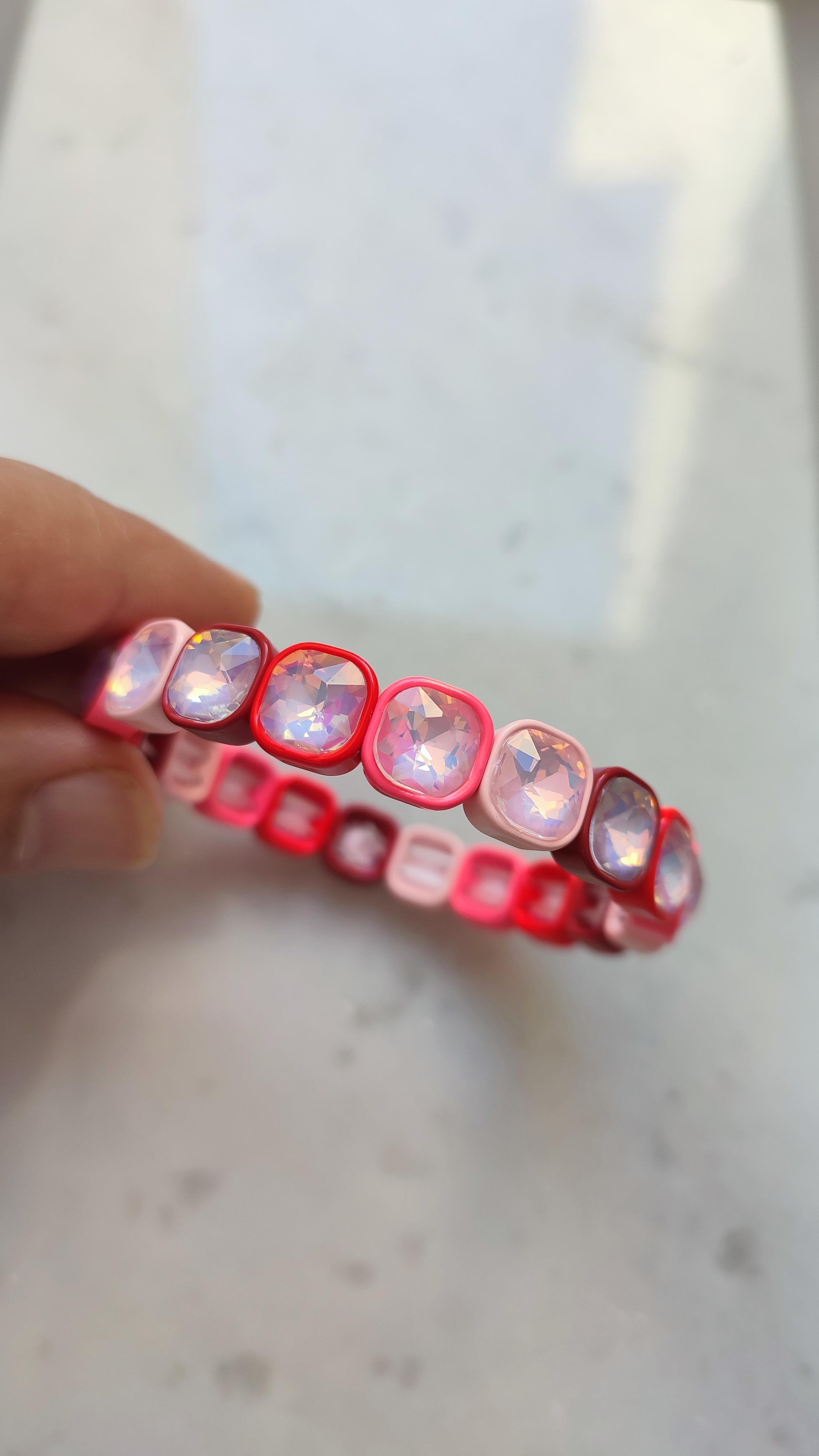 PEMBE RENK TAŞLI LASTİK BİLEKLİK 