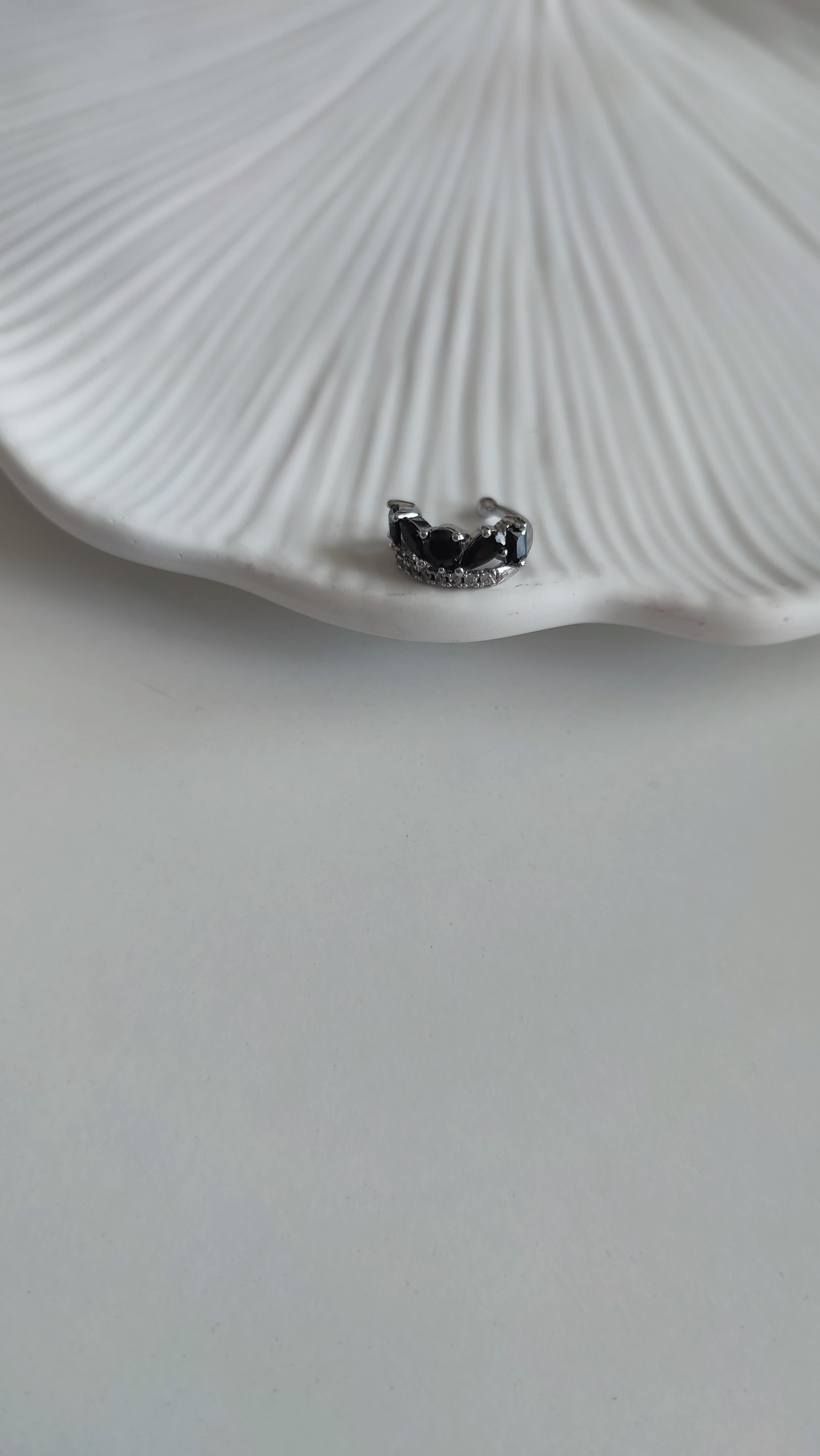 Silver Siyah Taşlı Kıkırdak Küpe 