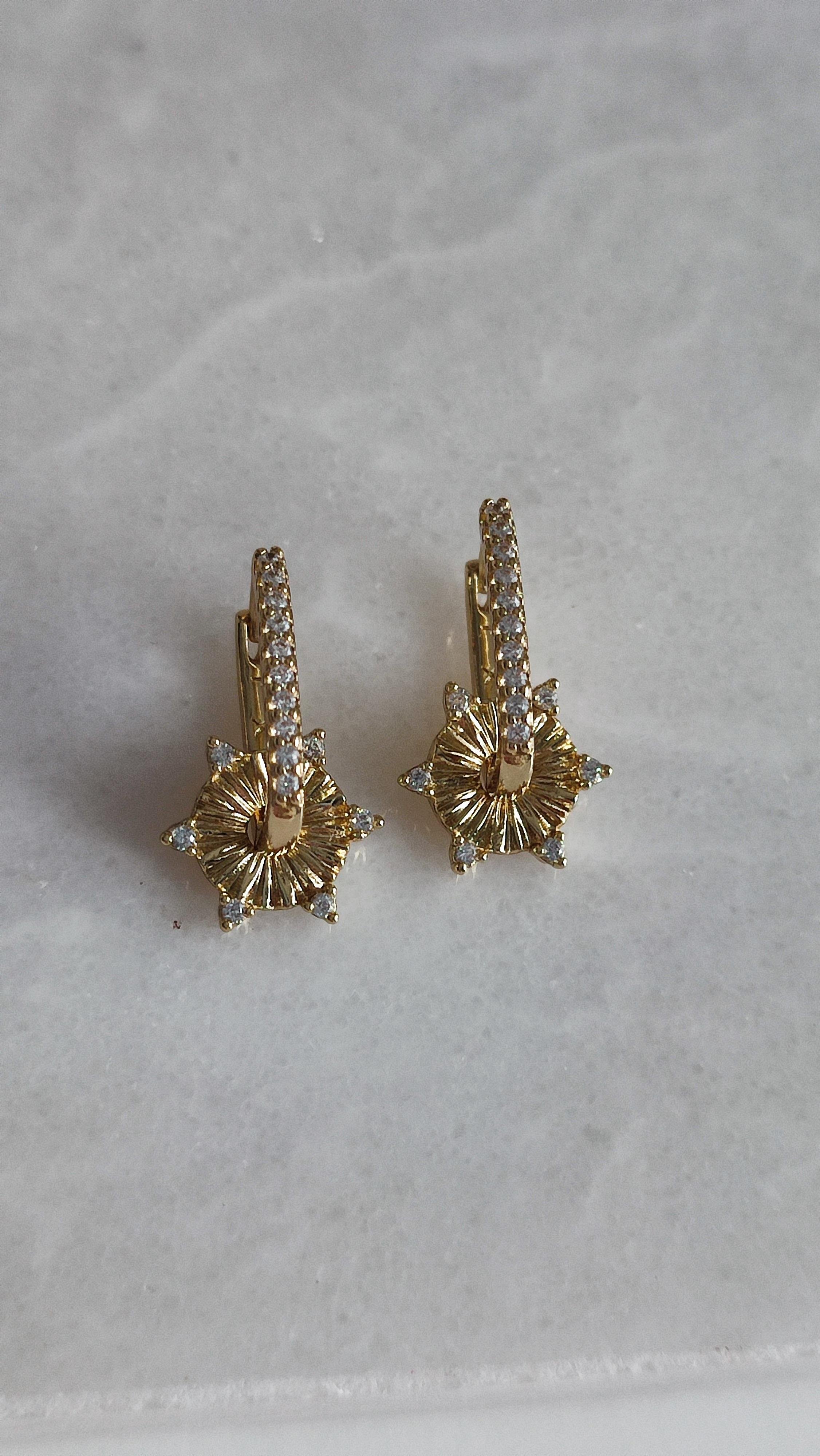 XUPİNG 14 K DİKDÖRTGEN YILDIZ FİGÜRLÜ KÜPE 