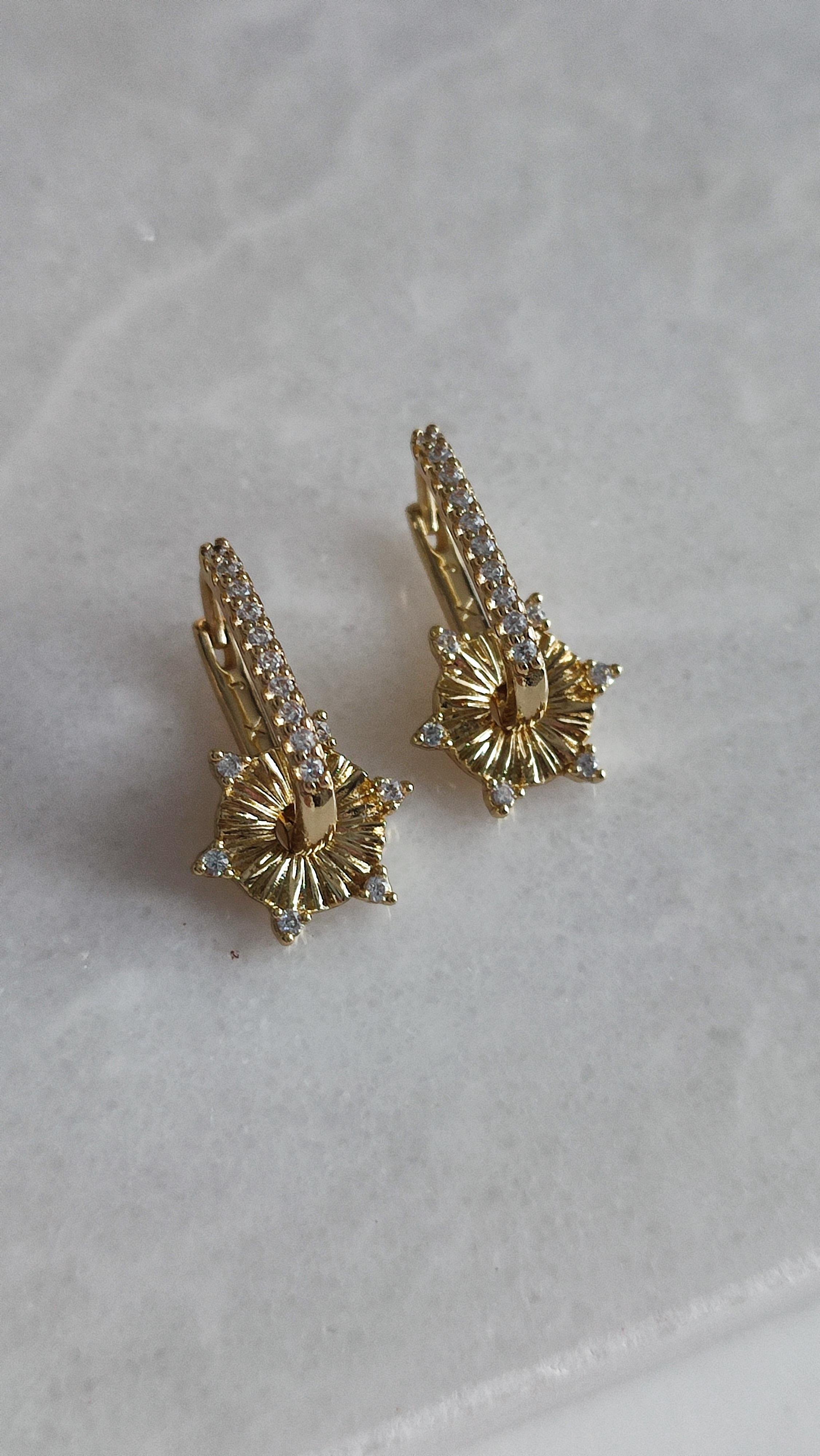 XUPİNG 14 K DİKDÖRTGEN YILDIZ FİGÜRLÜ KÜPE 