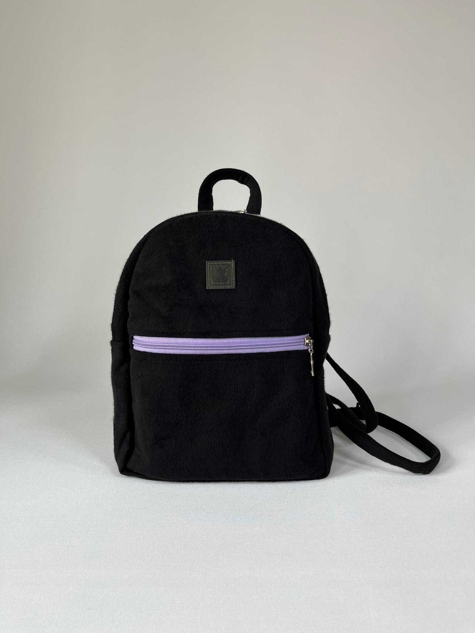 Siyah - Mor Tay Tüyü Backpack