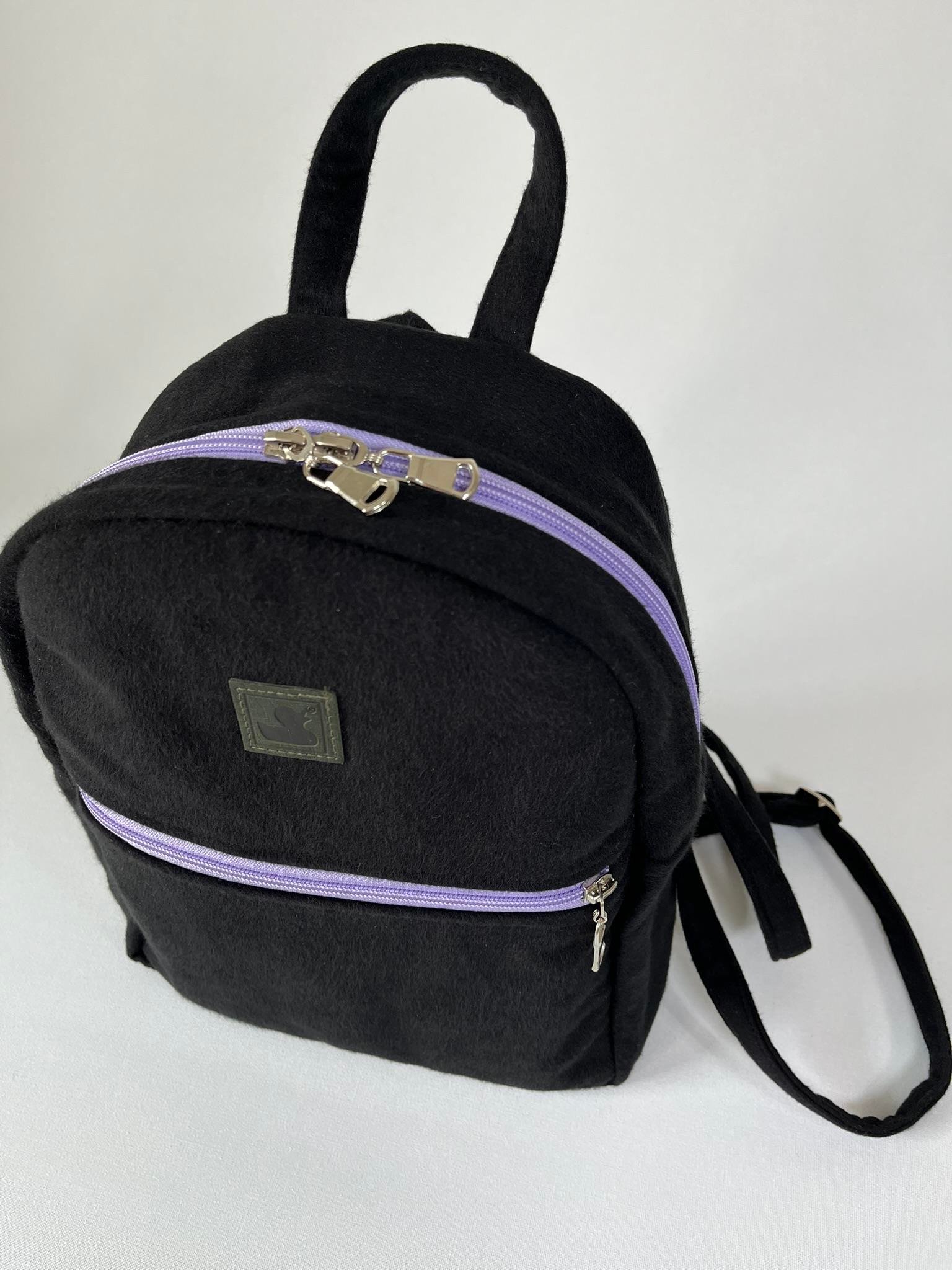 Siyah - Mor Tay Tüyü Backpack