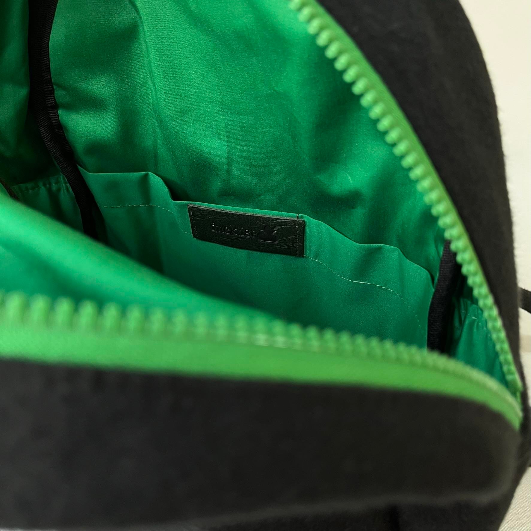 Siyah - Yeşil Tay Tüyü Backpack