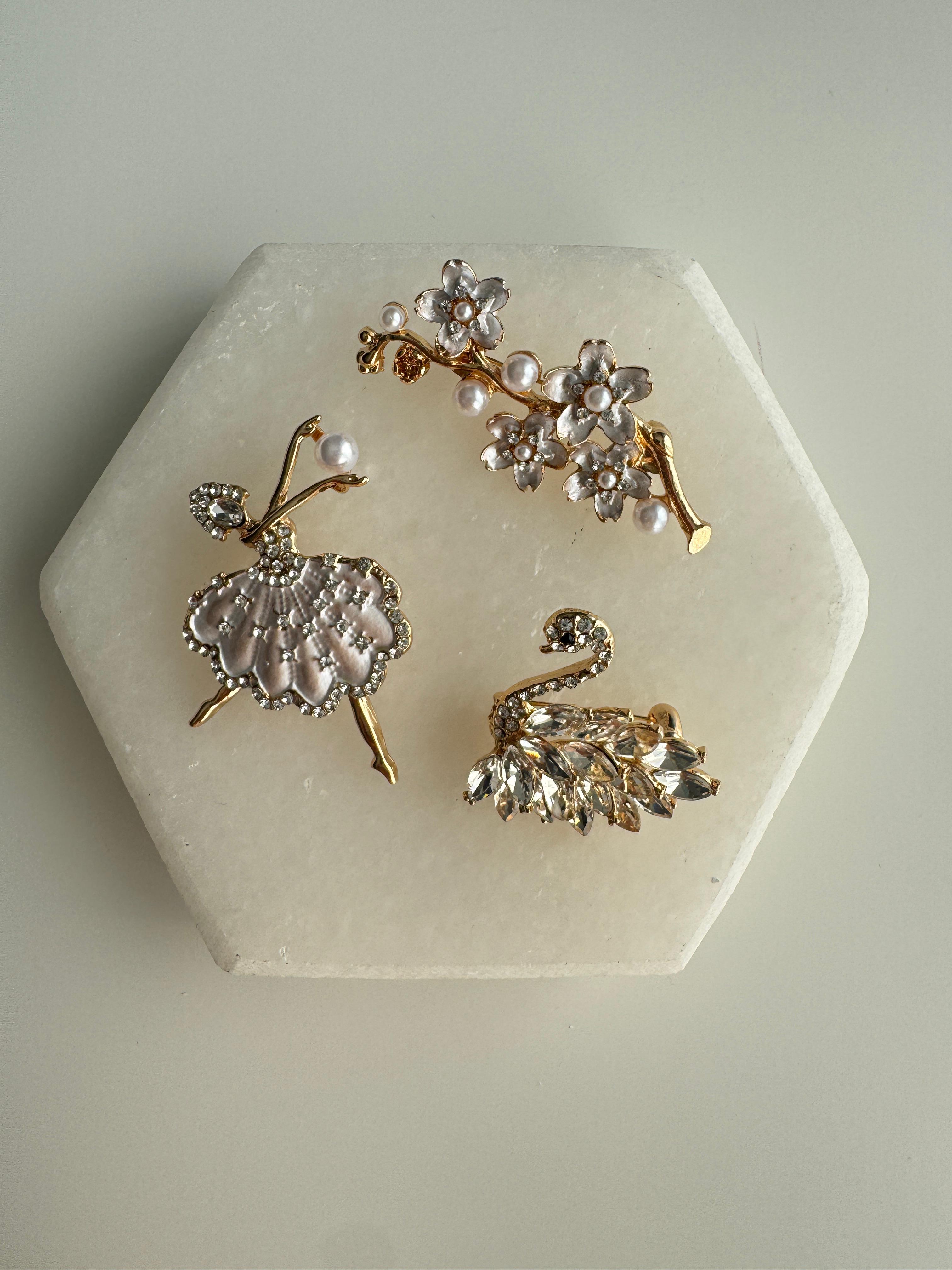 Beyaz İncili Çiçek Broş