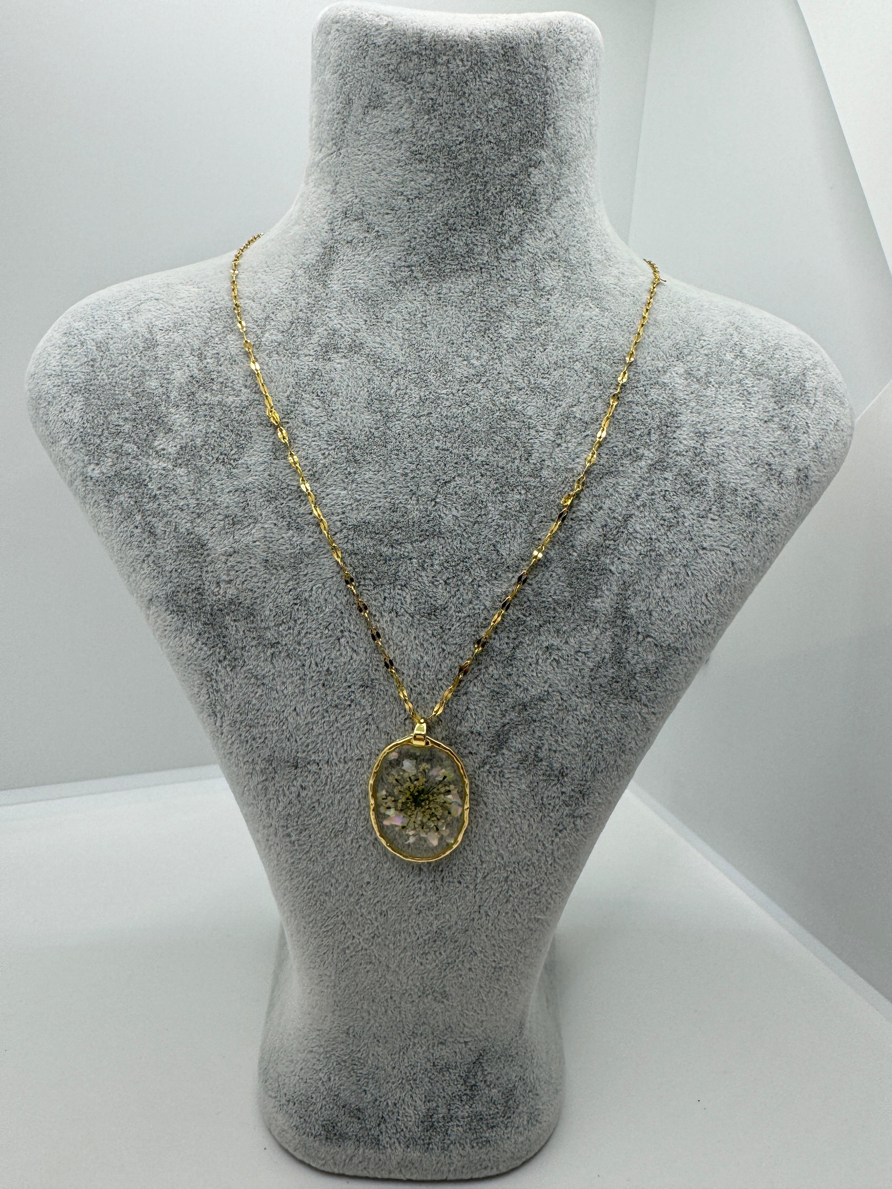 Çelik Çiçek Detaylı Şeffaf Kolye