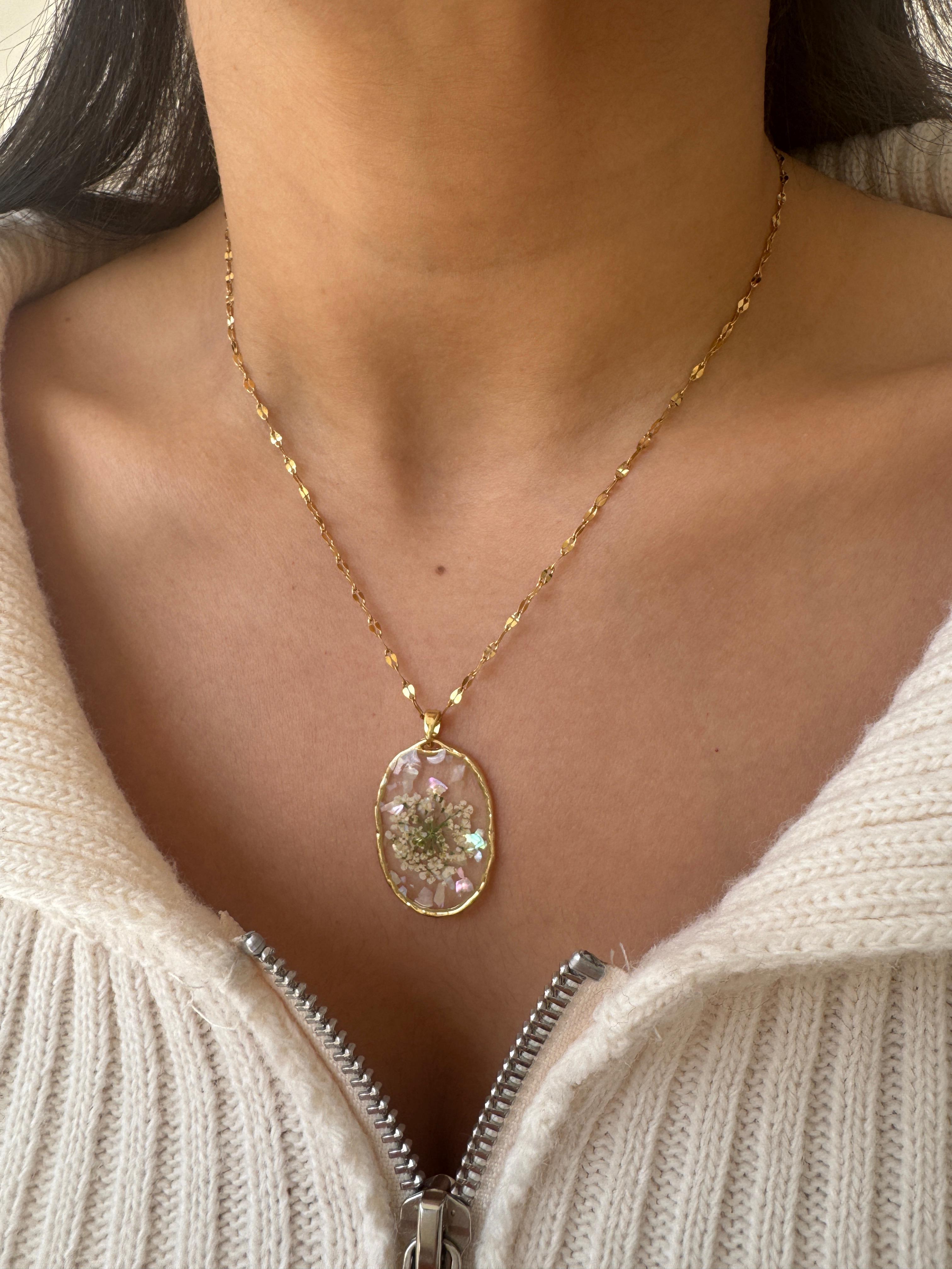 Çelik Çiçek Detaylı Şeffaf Kolye