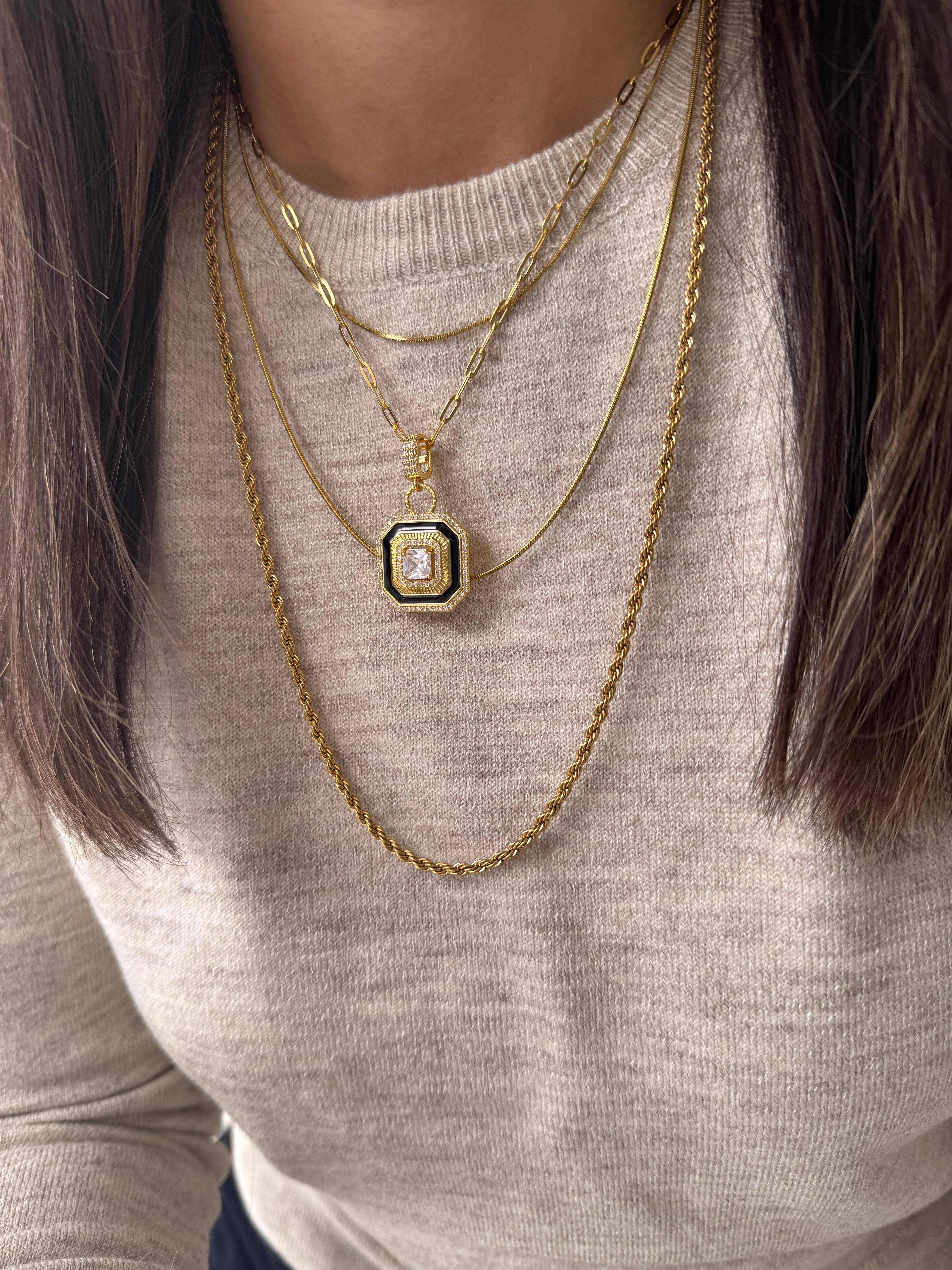 Çelik Marka Model Ataç Zincirde Siyah Detaylı Baget Taşlı Kolye