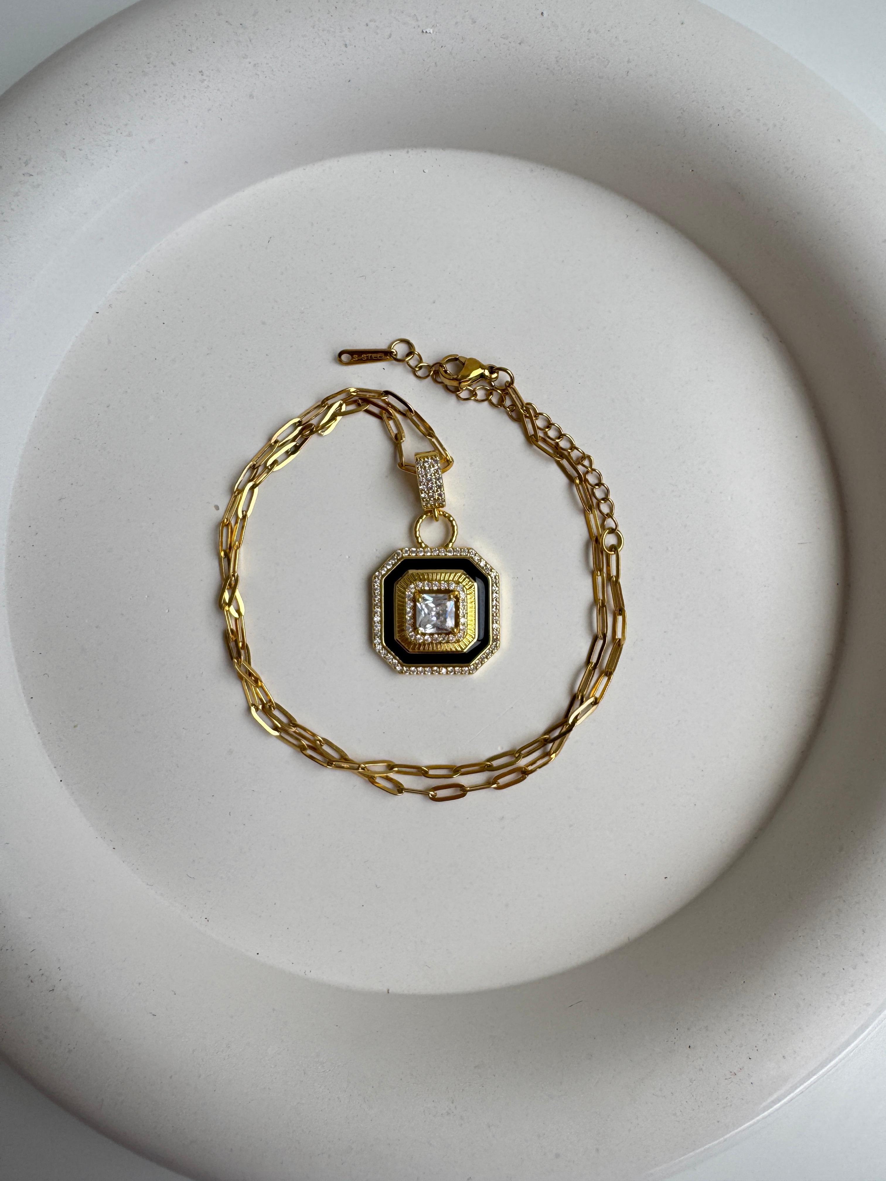 Çelik Marka Model Ataç Zincirde Siyah Detaylı Baget Taşlı Kolye