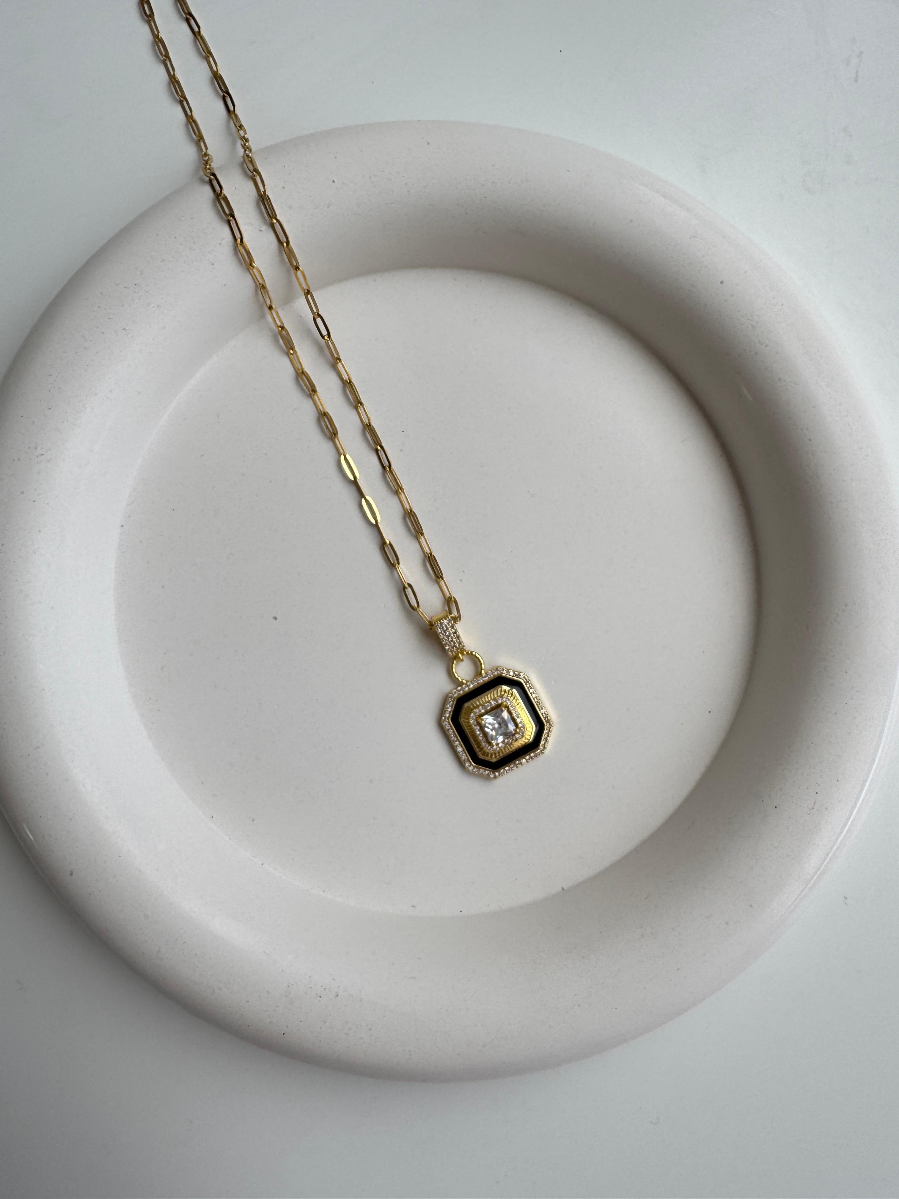 Çelik Marka Model Ataç Zincirde Siyah Detaylı Baget Taşlı Kolye