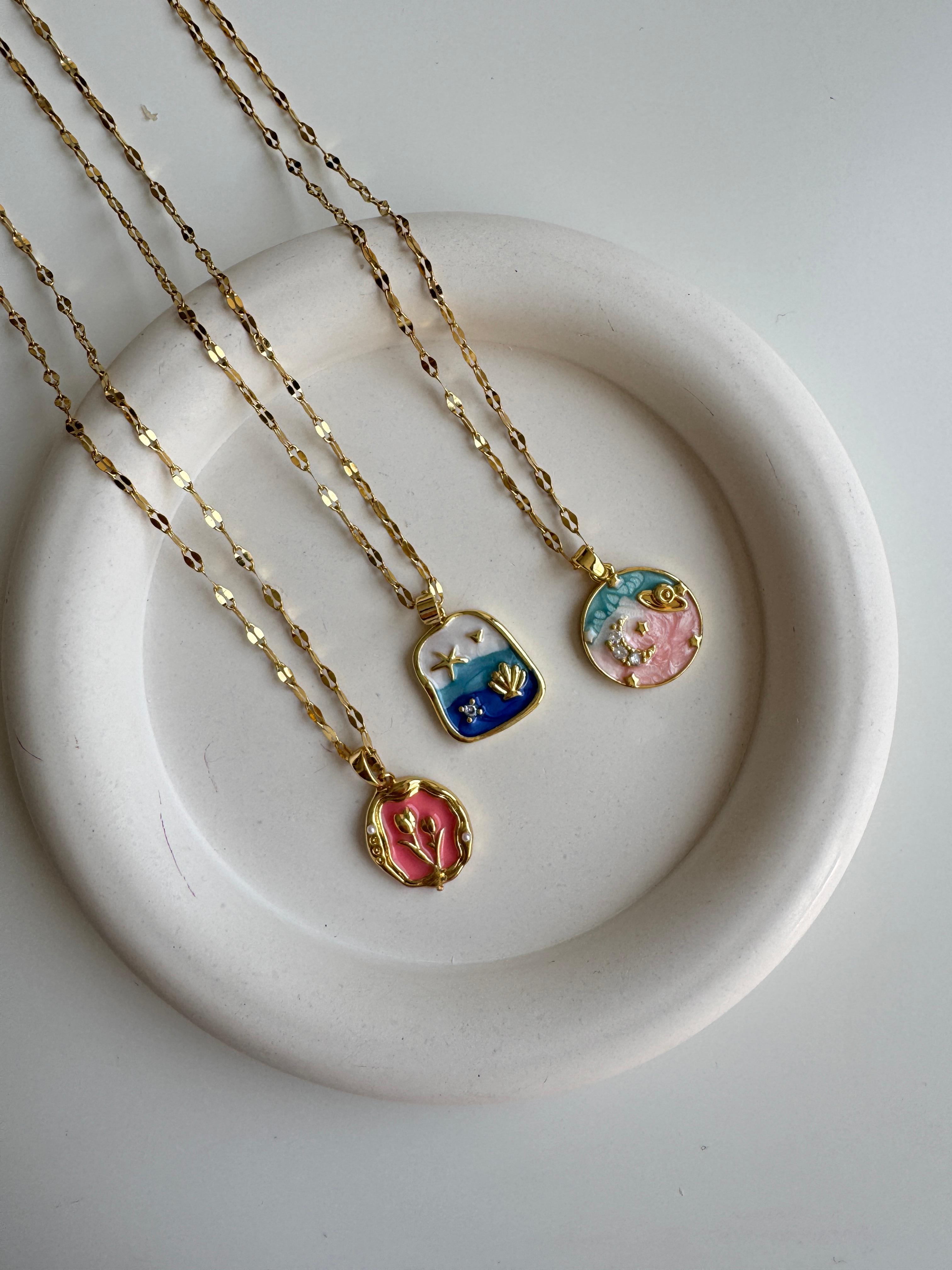 Çelik Mavi-Beyaz Mineli Deniz Figürlü Kolye