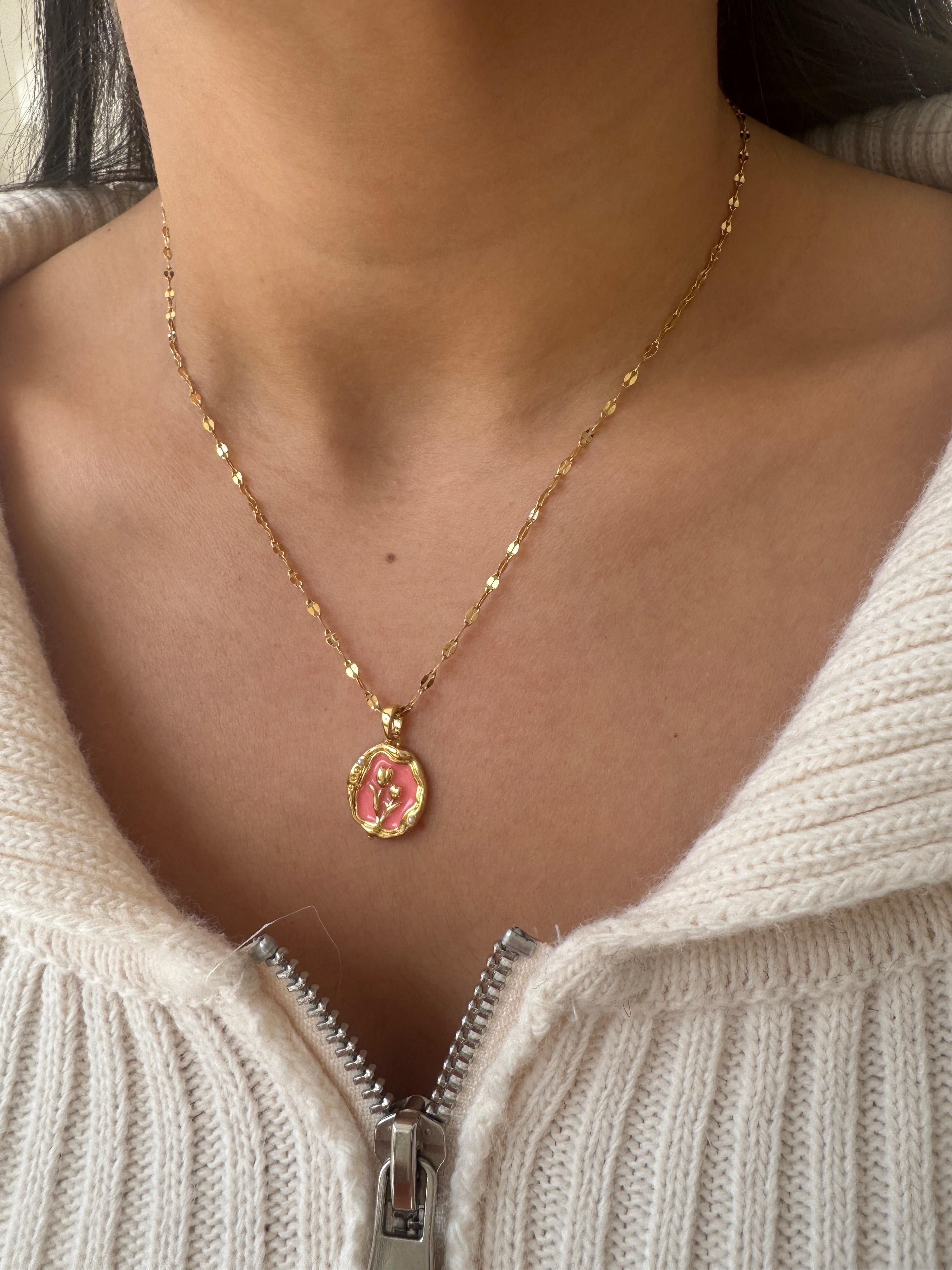Çelik Pembe Mineli Lale Detaylı Kolye