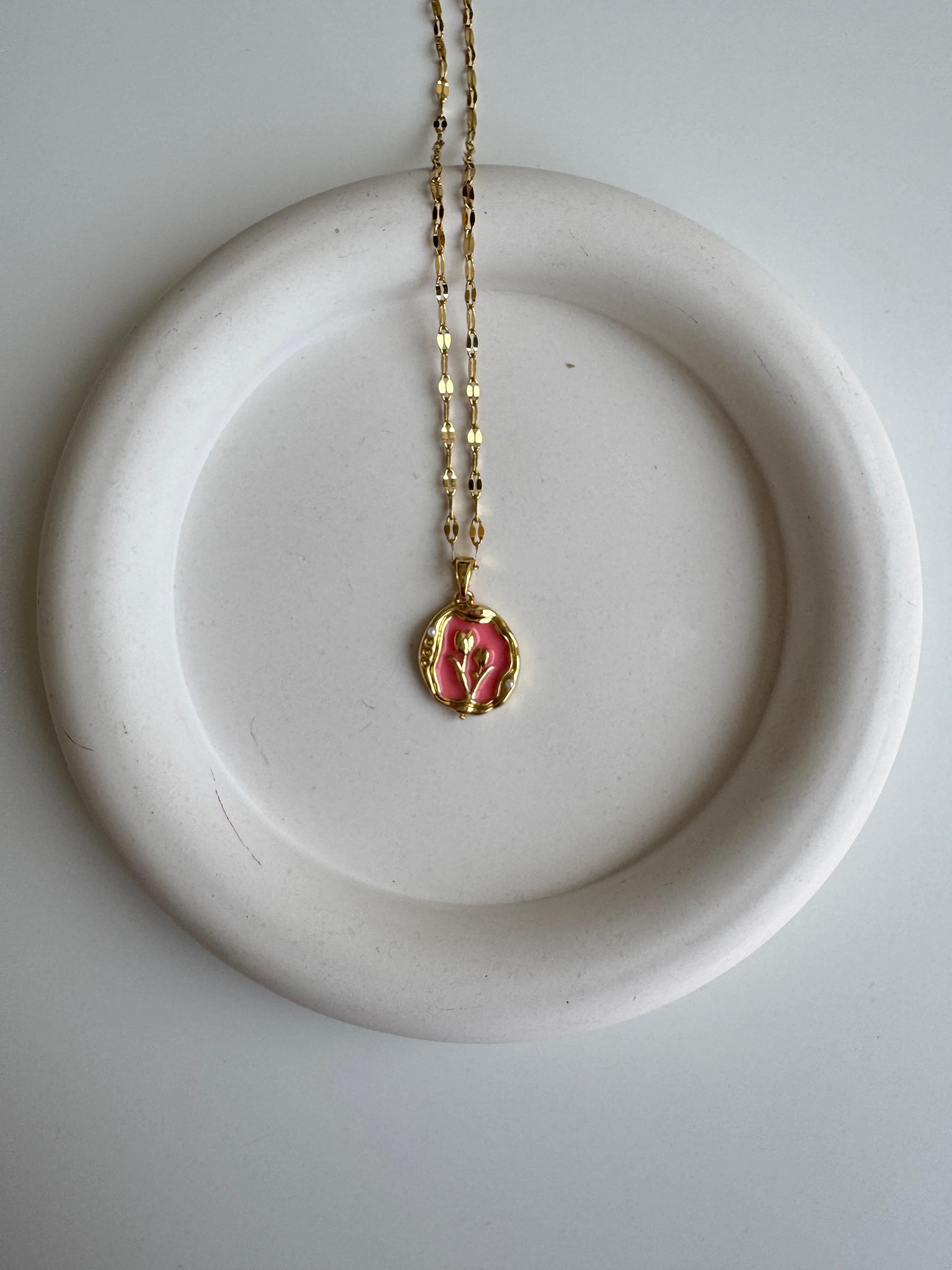 Çelik Pembe Mineli Lale Detaylı Kolye