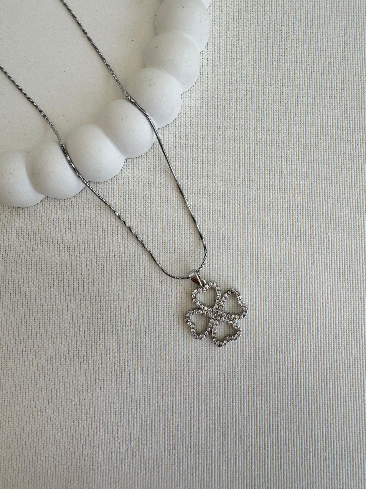 Çelik Taşlı Yonca Kolye (silver)