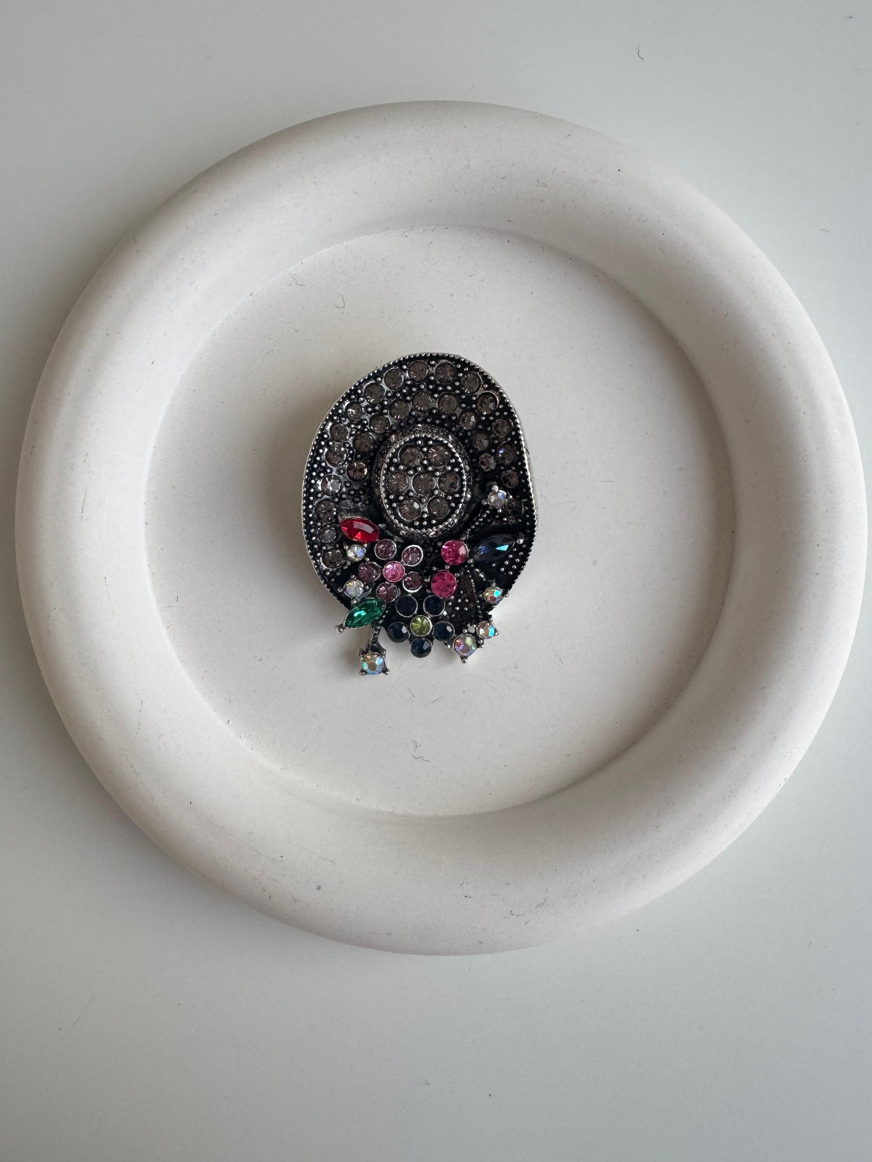 Çiçekli Şapka Broş