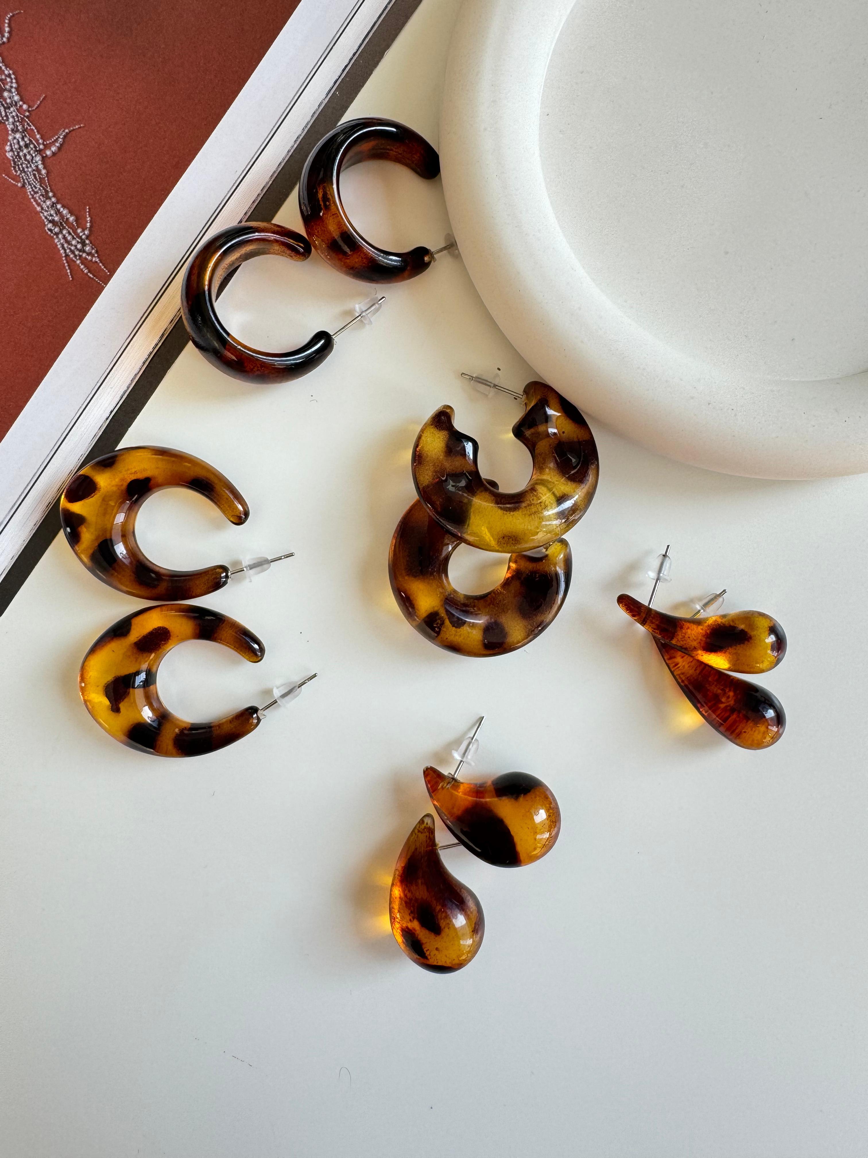 Leopar Desenli Oval Reçine Küpe