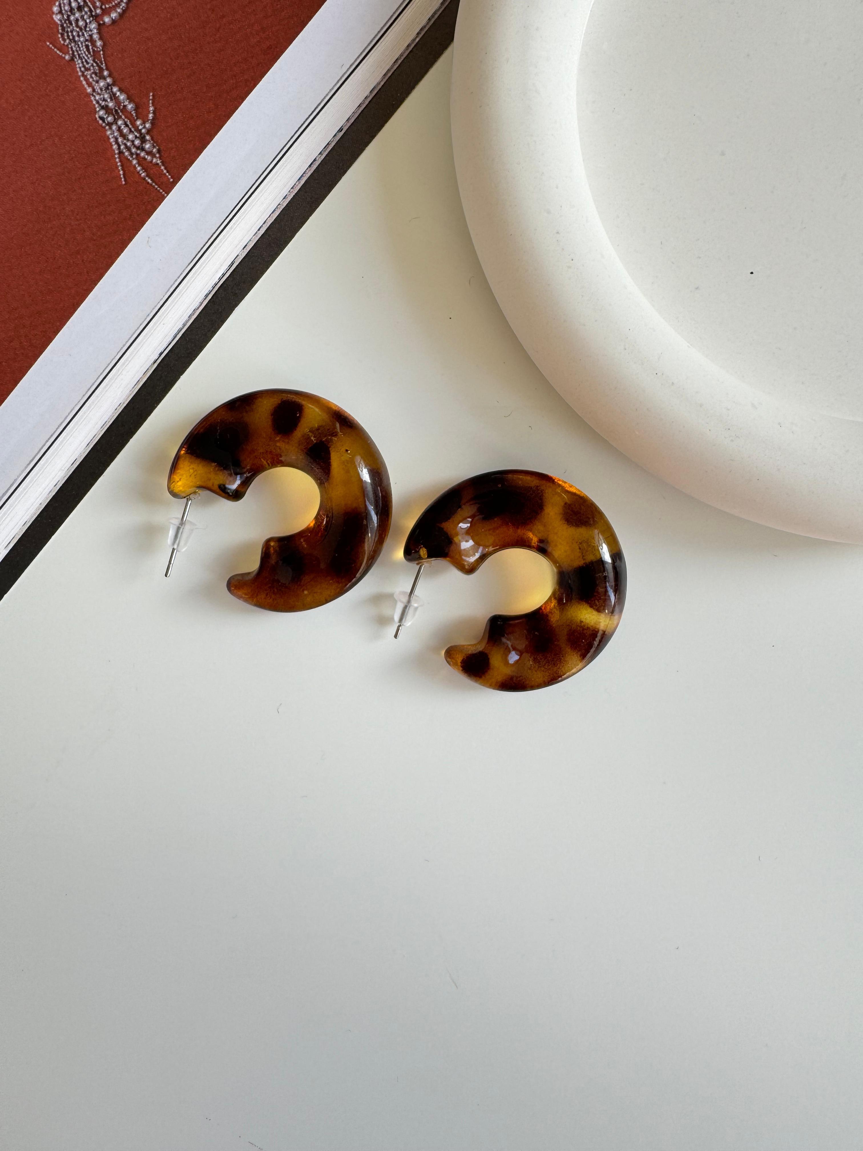 Leopar Desenli Oval Reçine Küpe