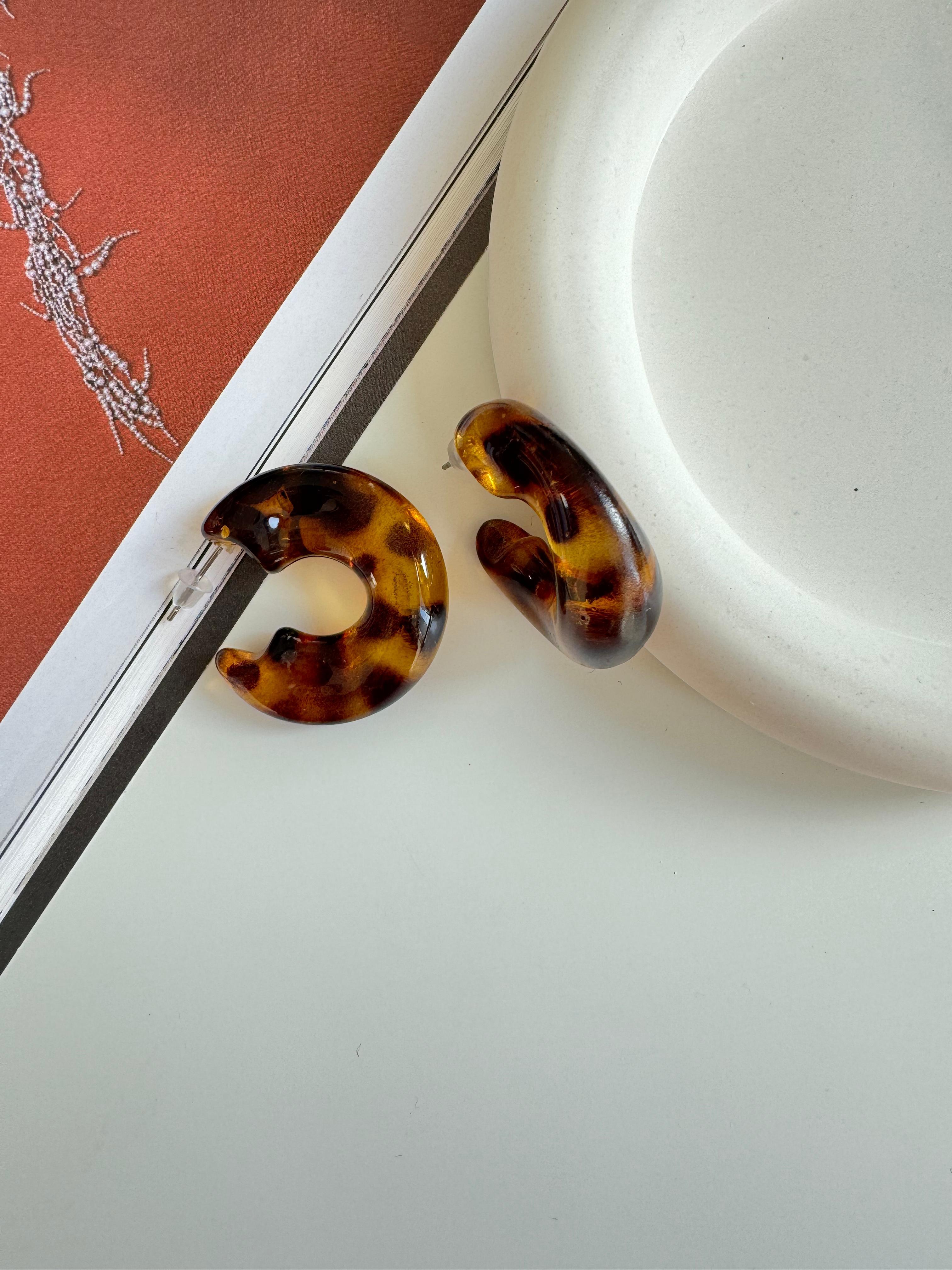 Leopar Desenli Oval Reçine Küpe