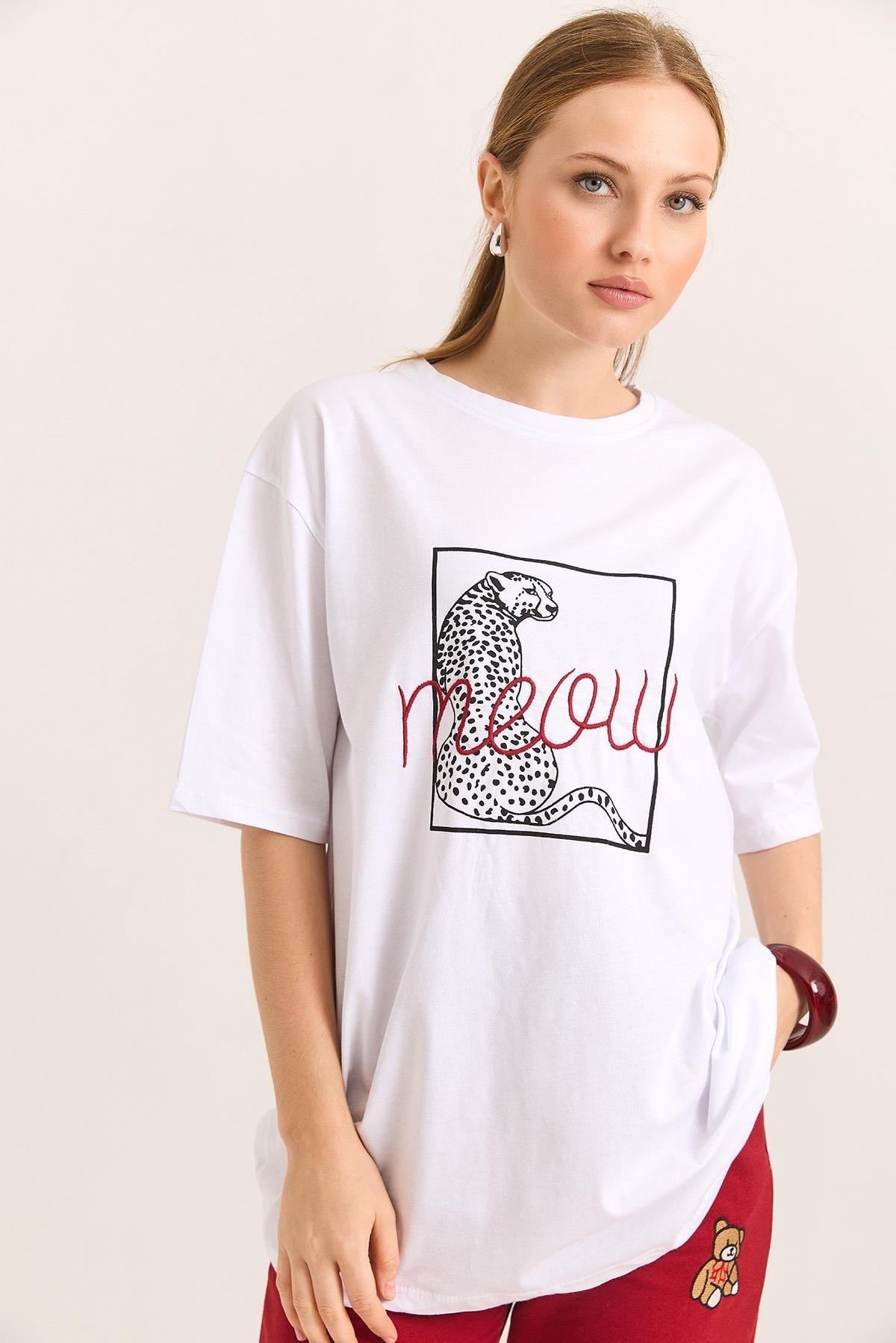 Baskı Nakış Detaylı Pamuk Süprem Rahat Kalıp  Beyaz Tshirt