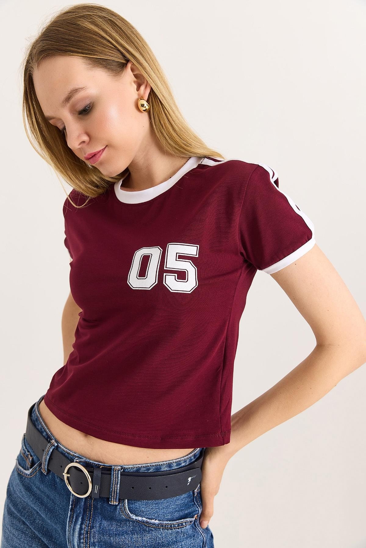 Bisiklet Yaka Şerit Detaylı Crop Tshirt Bordo