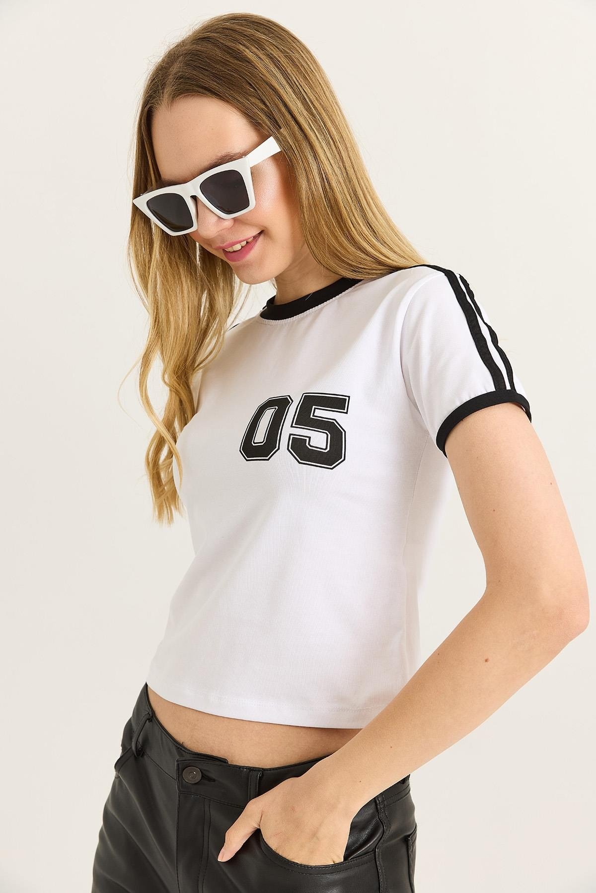 Bisiklet Yaka Şerit Detaylı Crop Tshirt Beyaz