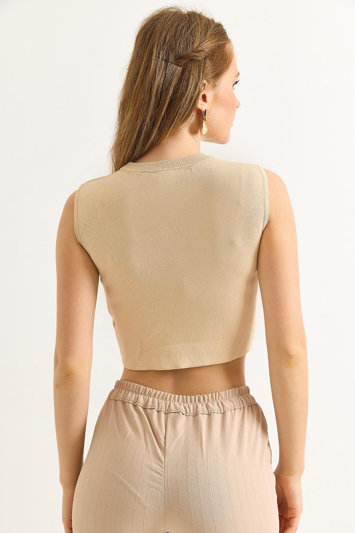 Bisiklet Yaka Sıfır Kol Crop Bluz Bej