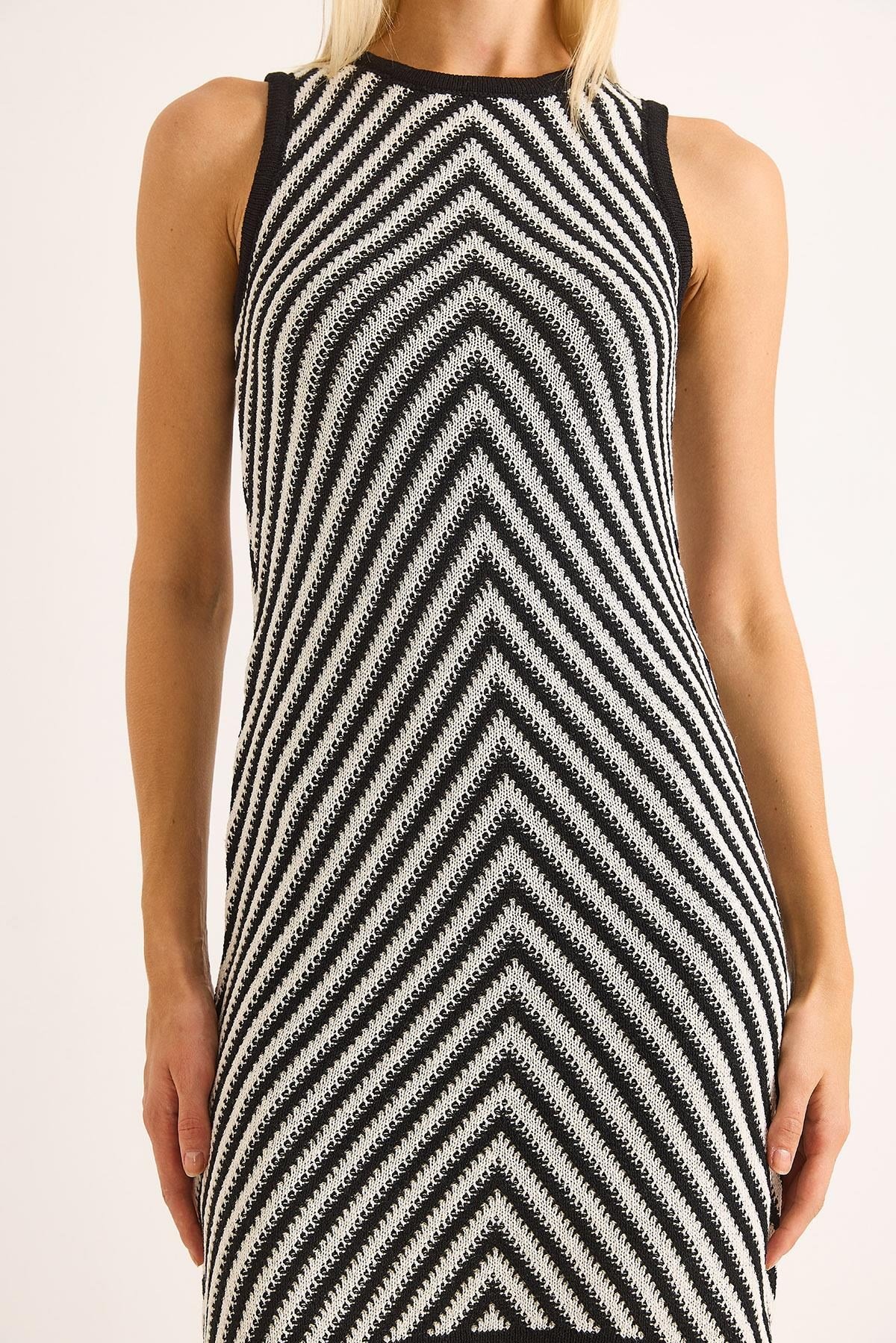 Halter Yaka Ajurlu Mini Elbise Astarsız Siyah
