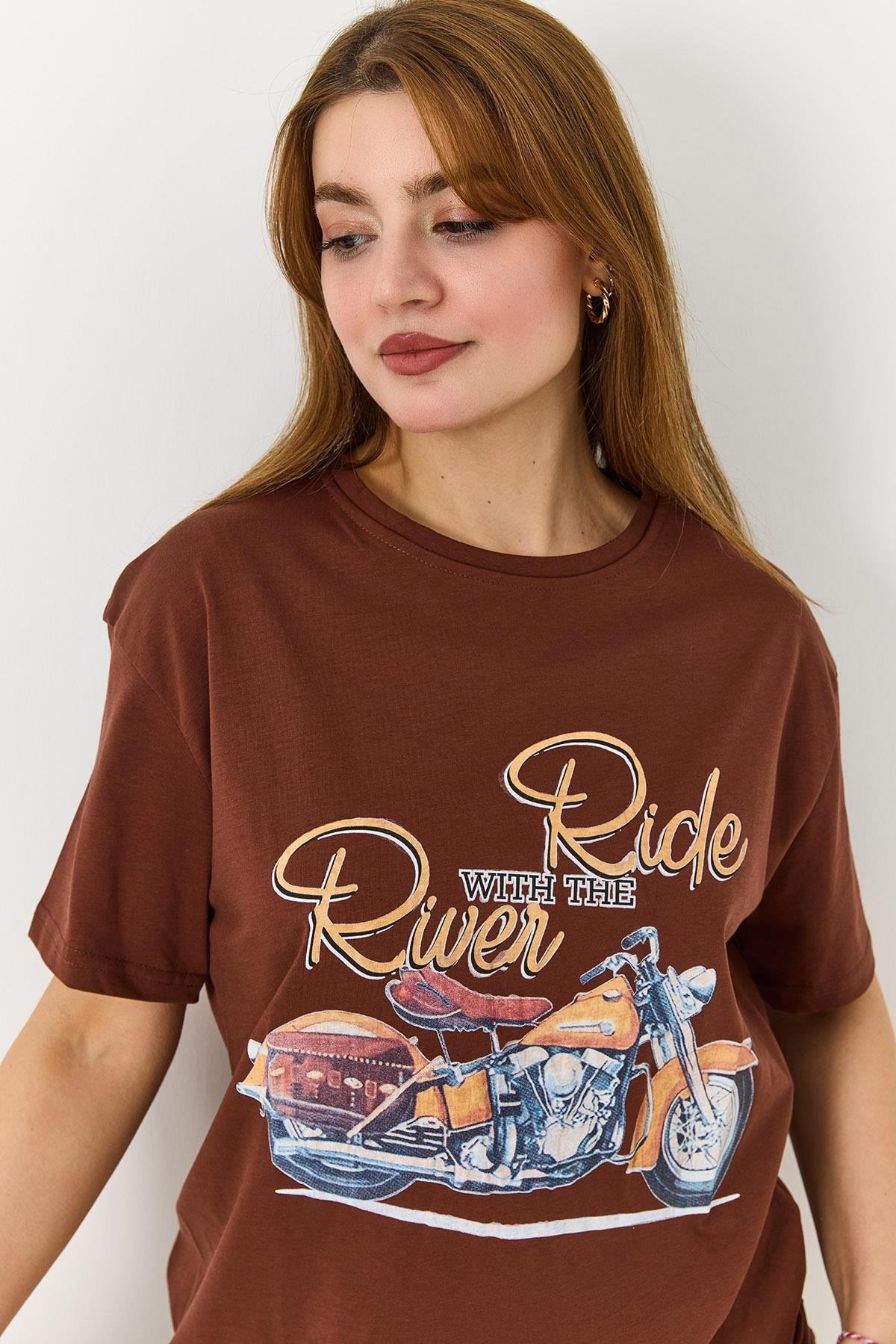 Kadın Bisiklet Yaka Motor Baskılı Tshirt Kahverengi