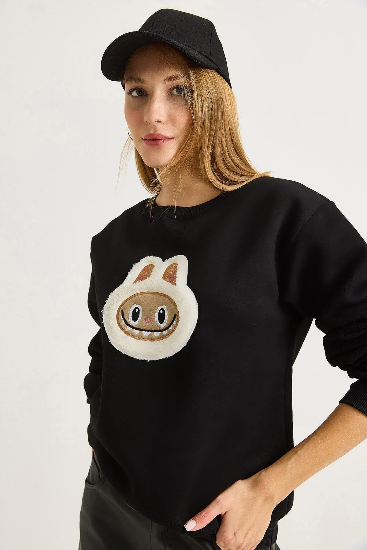 Kadın Labubu İşlemeli Üç İplik Sweatshirt Siyah