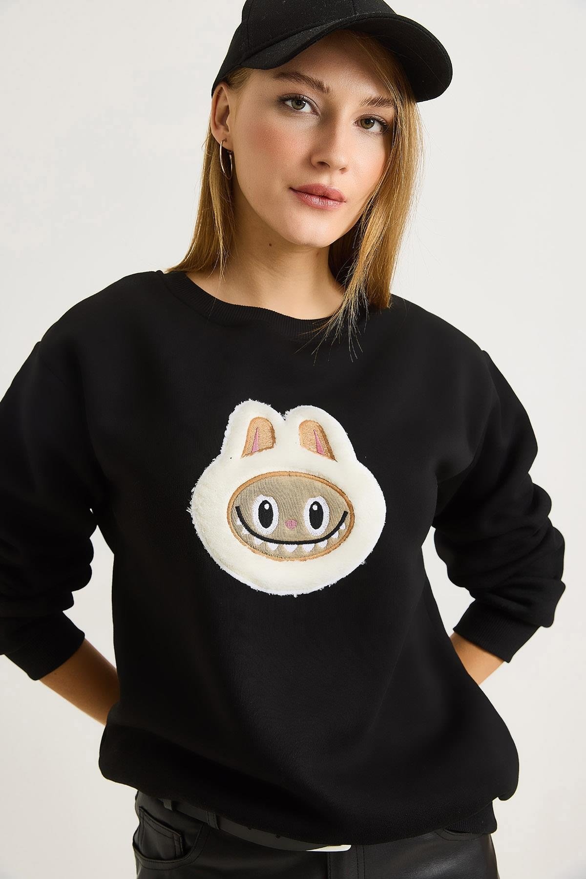 Kadın Labubu İşlemeli Üç İplik Sweatshirt Siyah