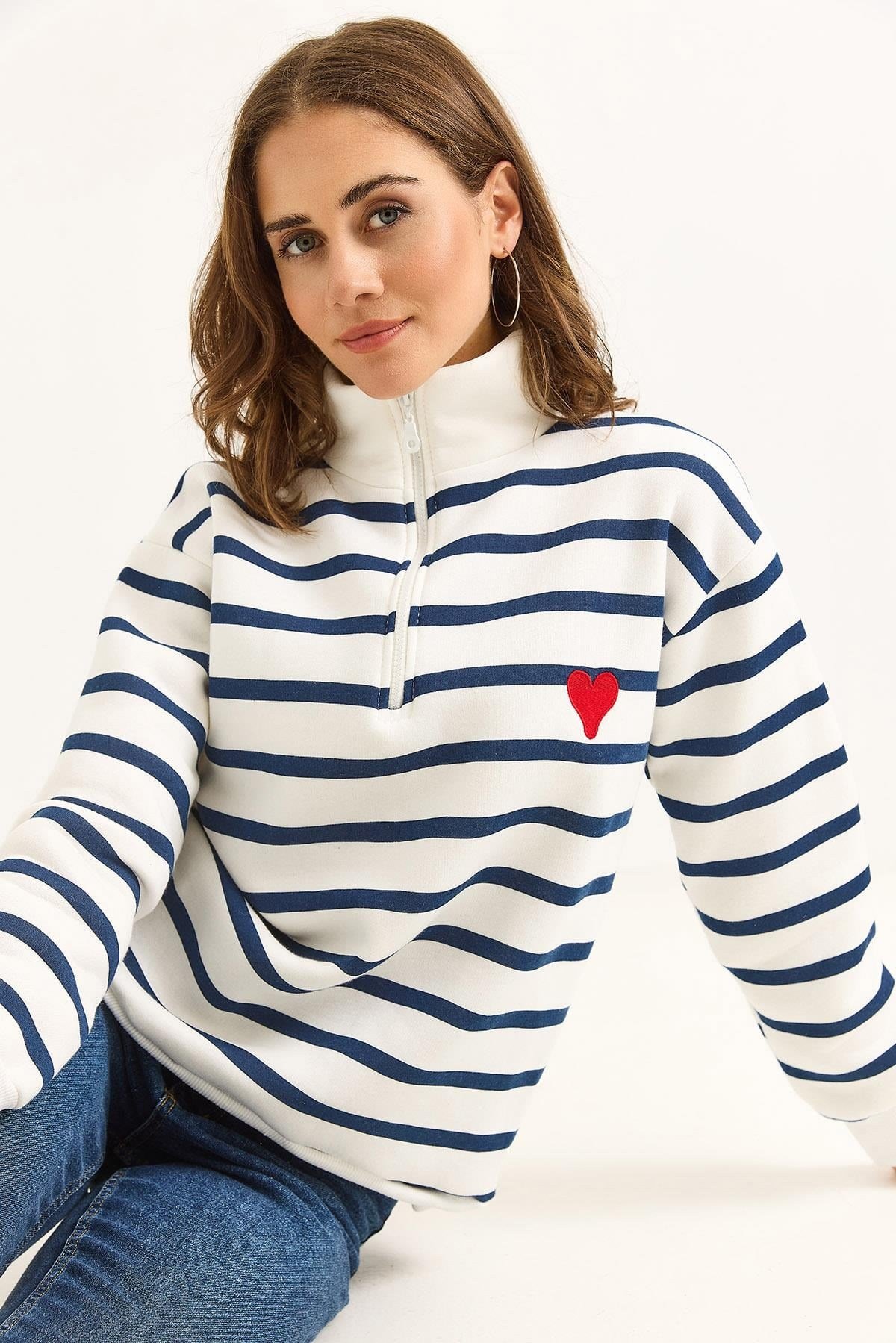 Kadın Oversize Çizgili Kalp Nakışlı Fermuarlı Sweatshirt Lacivert Beyaz