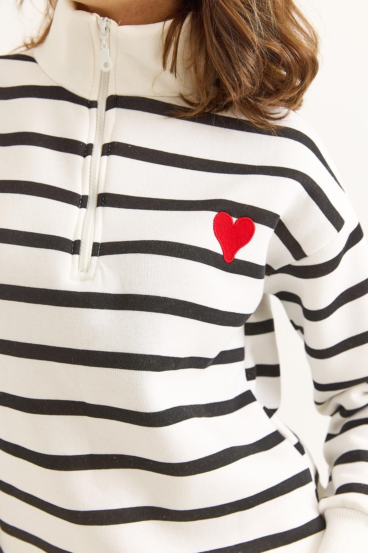 Kadın Oversize Çizgili Kalp Nakışlı Fermuarlı Sweatshirt Siyah Beyaz