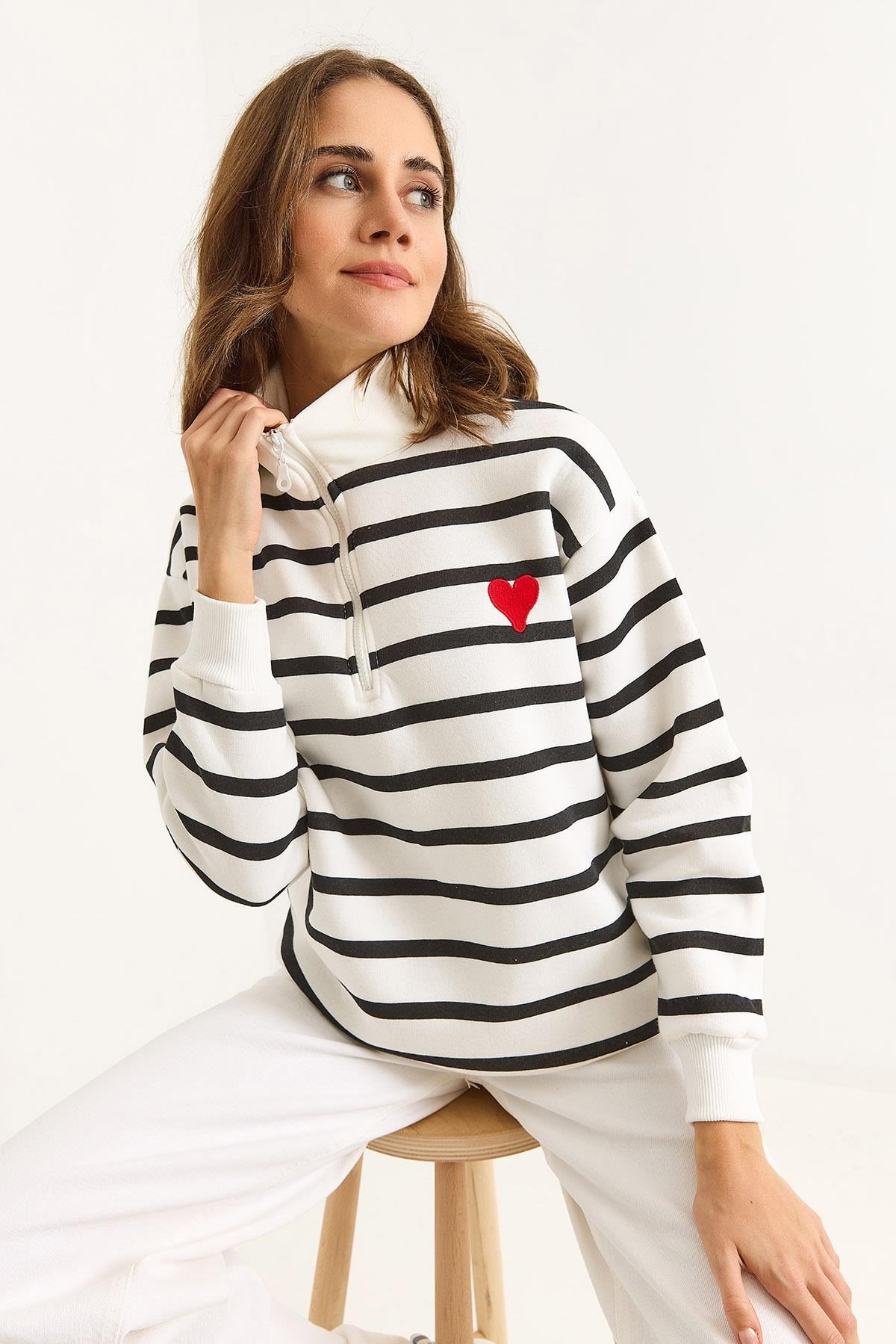 Kadın Oversize Çizgili Kalp Nakışlı Fermuarlı Sweatshirt Siyah Beyaz