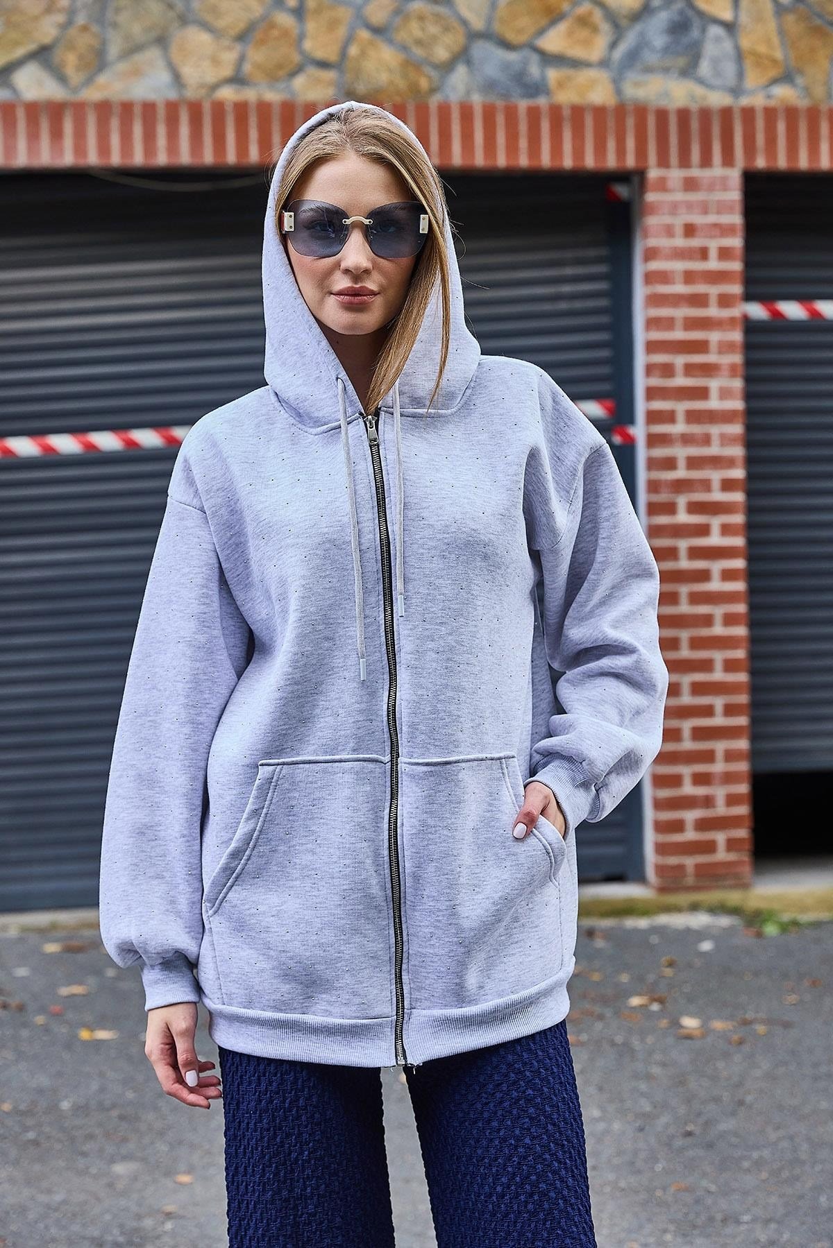 Kadın Taş Detaylı Üç İplik Oversize Kanguru Cep Sweat Hırka Gri