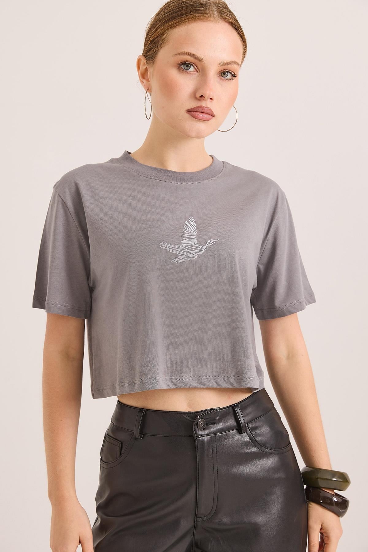 Karikatür Kuş Kabartma Baskılı Örme Crop Tshirt Füme