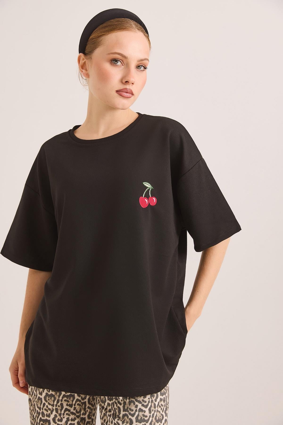 Kiraz Nakışlı Oversize Rahat Kalıp Tshirt Siyah
